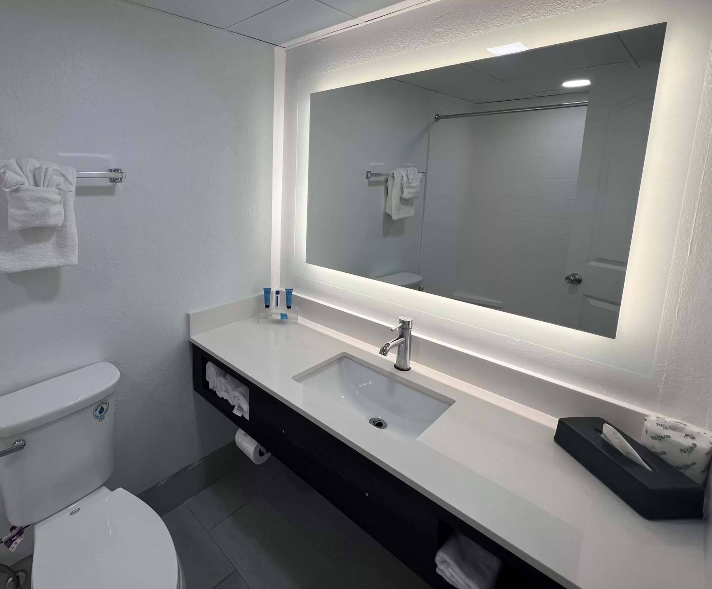 Bathroom in Tropical Seas Hotel