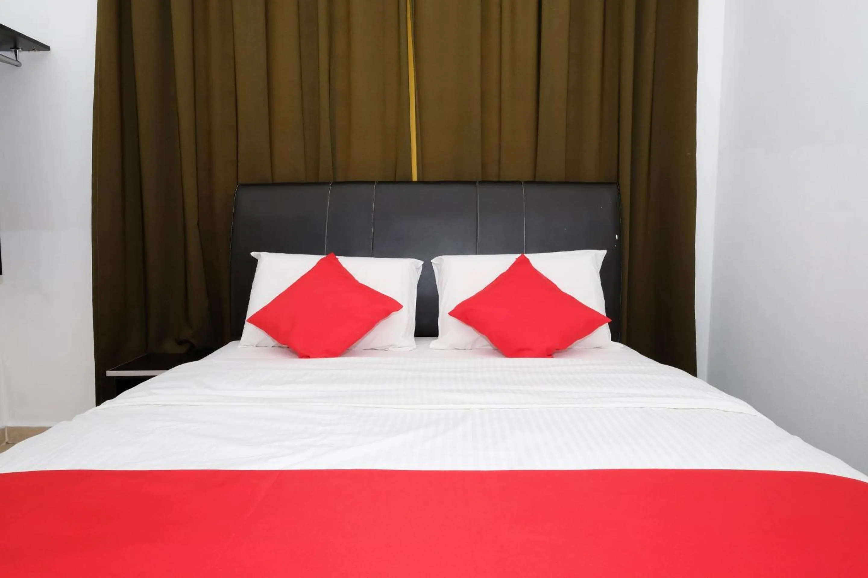 Bedroom, Bed in OYO 905 Hotel De'light Villa