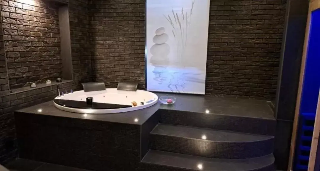 Hot Tub, Bathroom in Lungomare Suite & Spa