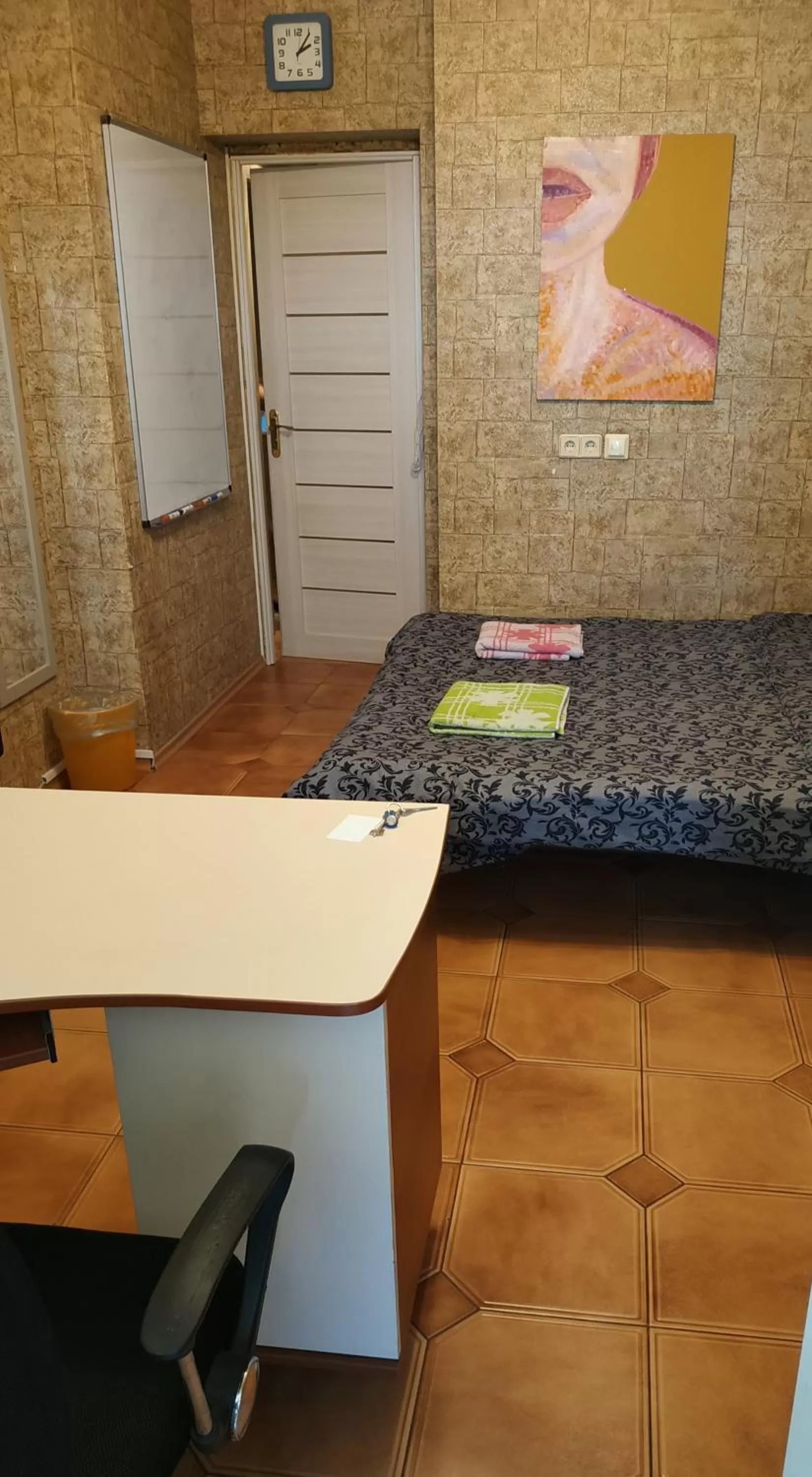 Bed, Bathroom in Alaska Fox