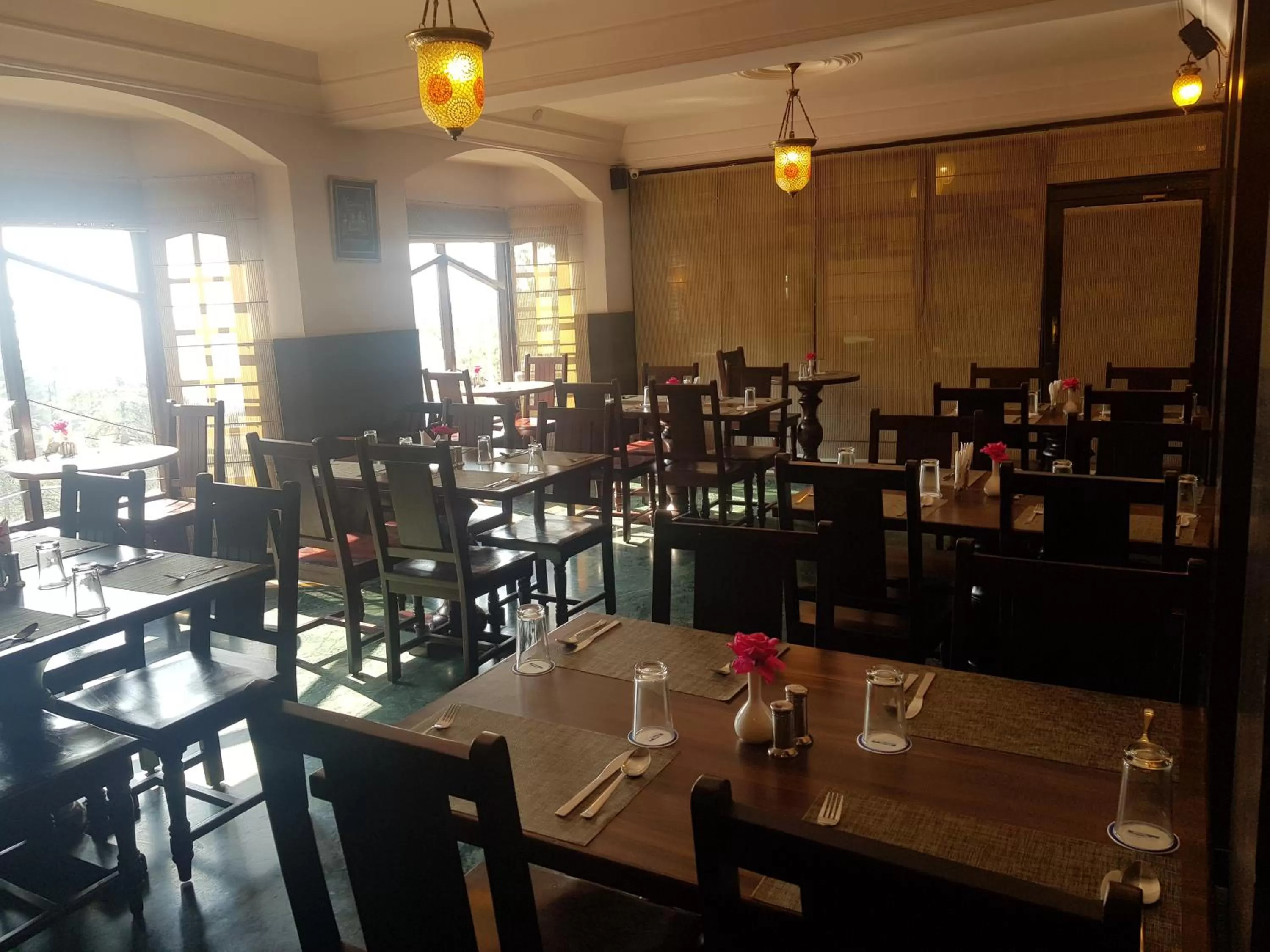 Restaurant/places to eat in Hotel Silverine