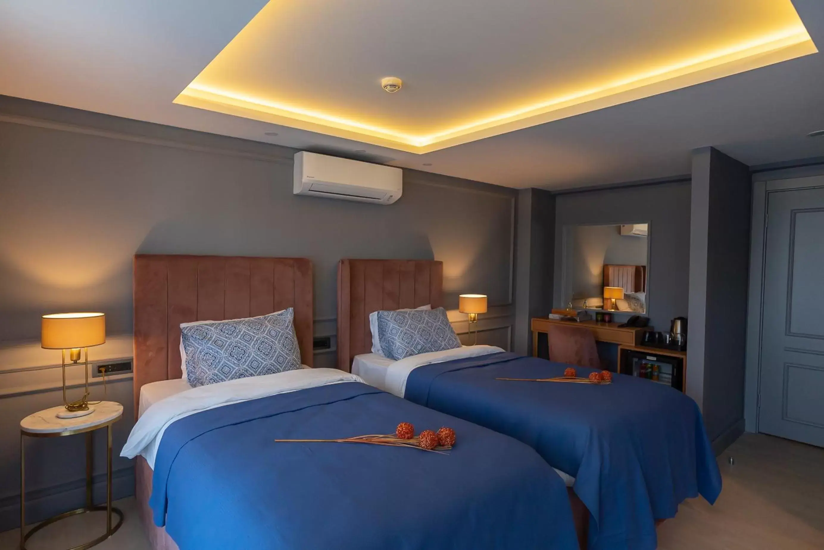 Shower, Bed in Malta Bosphorus Hotel