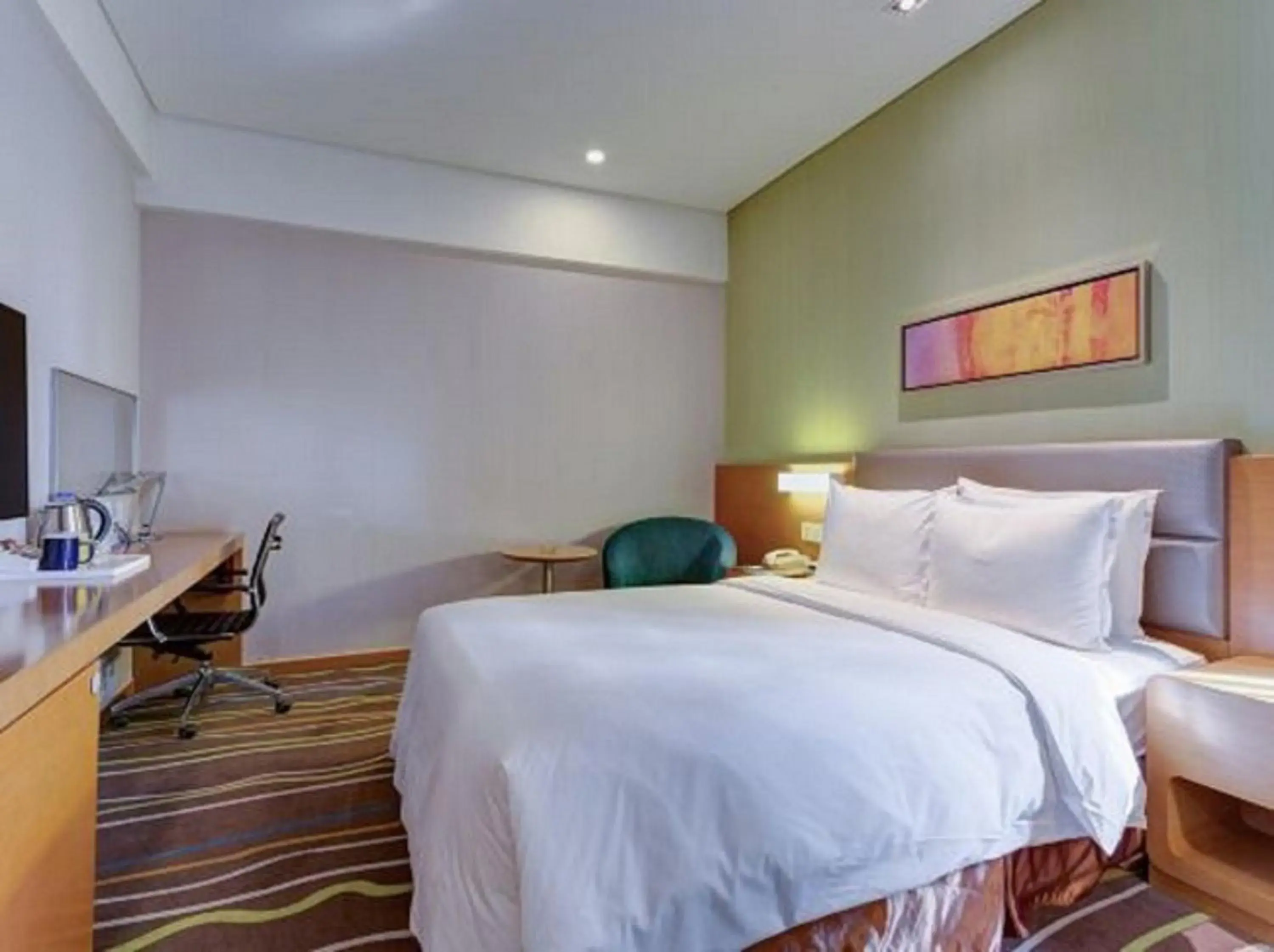 Photo of the whole room, Bed in Holiday Inn Express Xi'an High-Tech Zone, an IHG Hotel