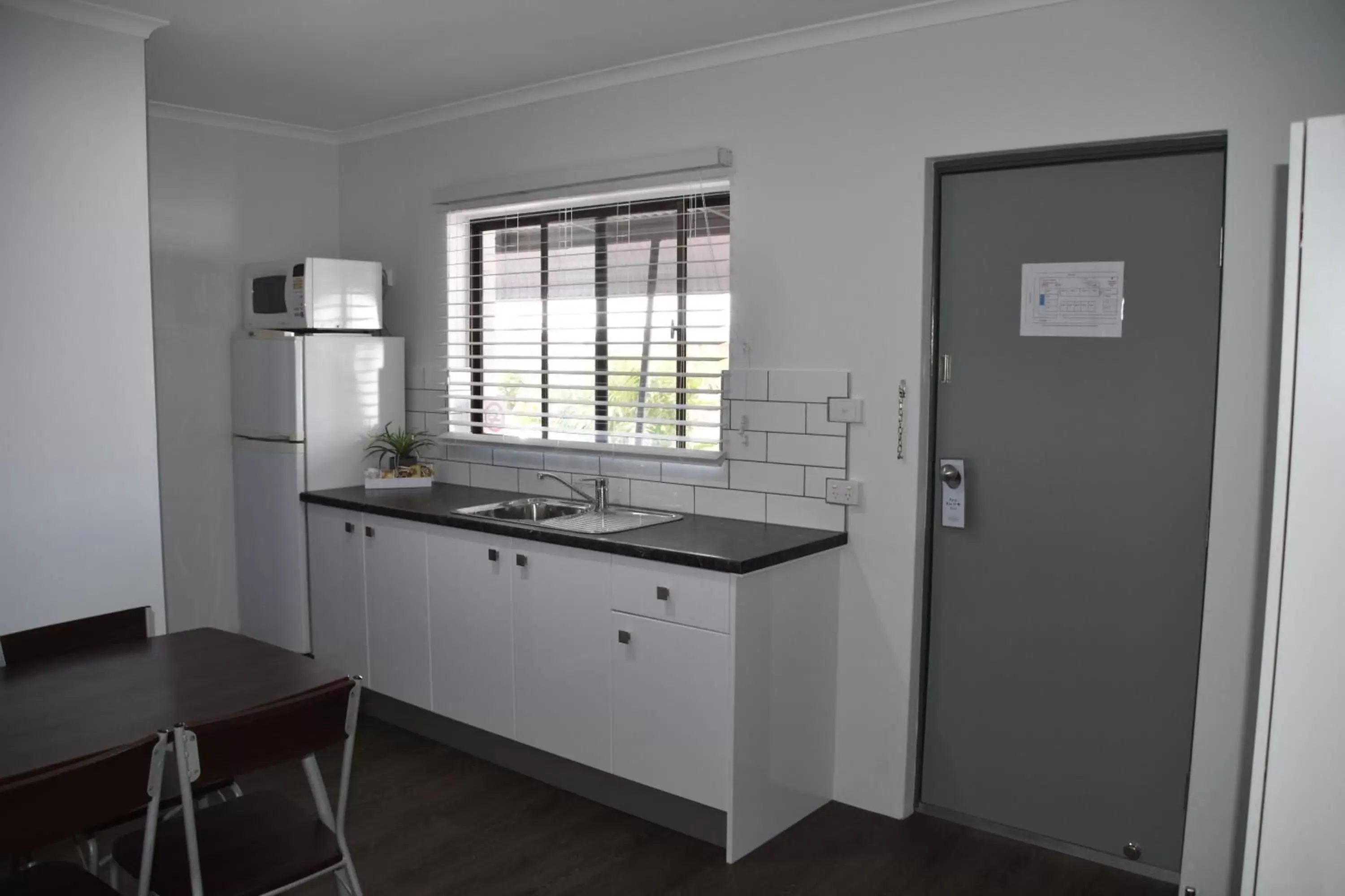 Dining area, Kitchen/Kitchenette in Ballina Homestead Motel