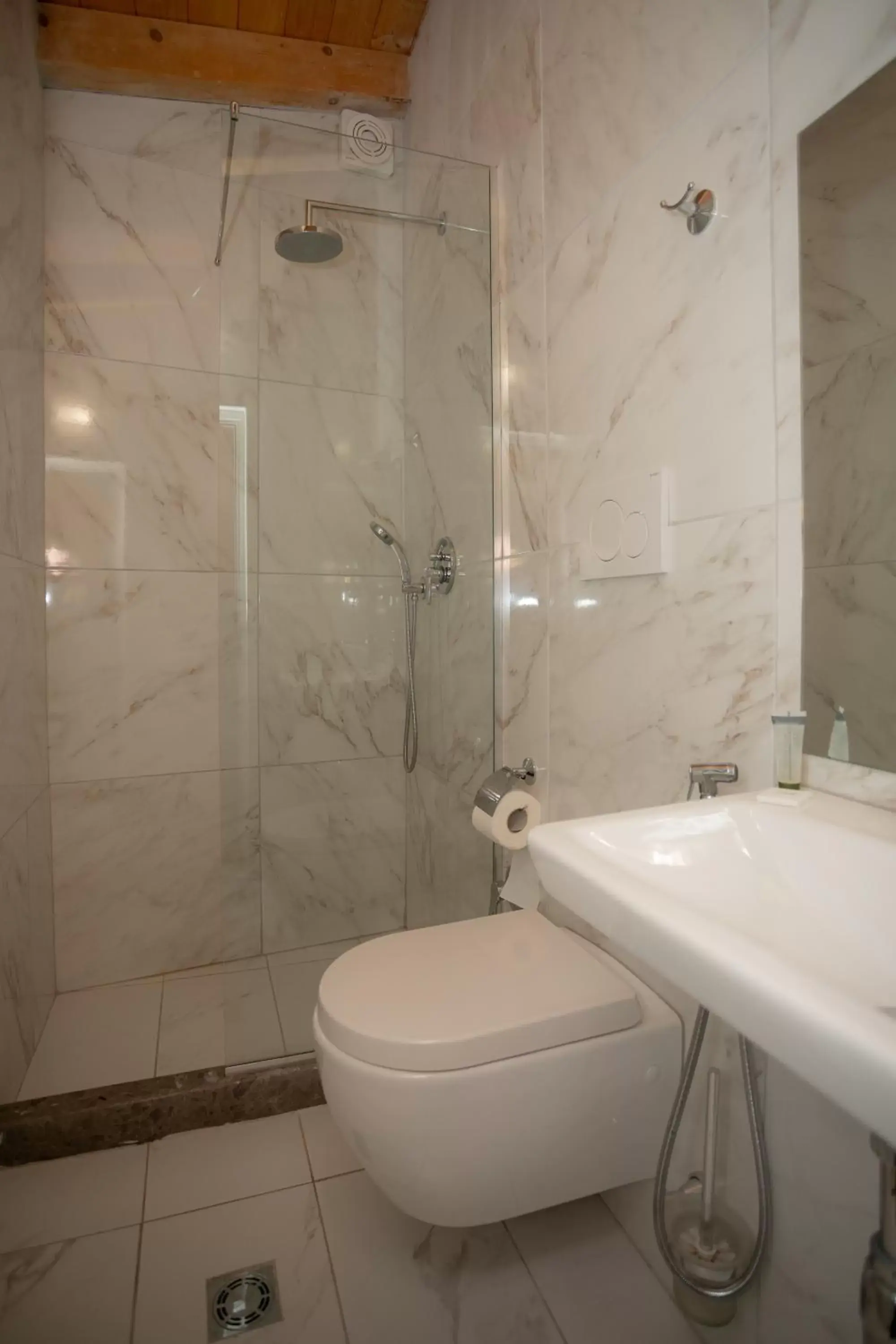 Deluxe Double or Twin Room with Lake View in Hotel Grandpa's House Deluxe Double or Twin Room with Lake View in Hotel Grandpa's House