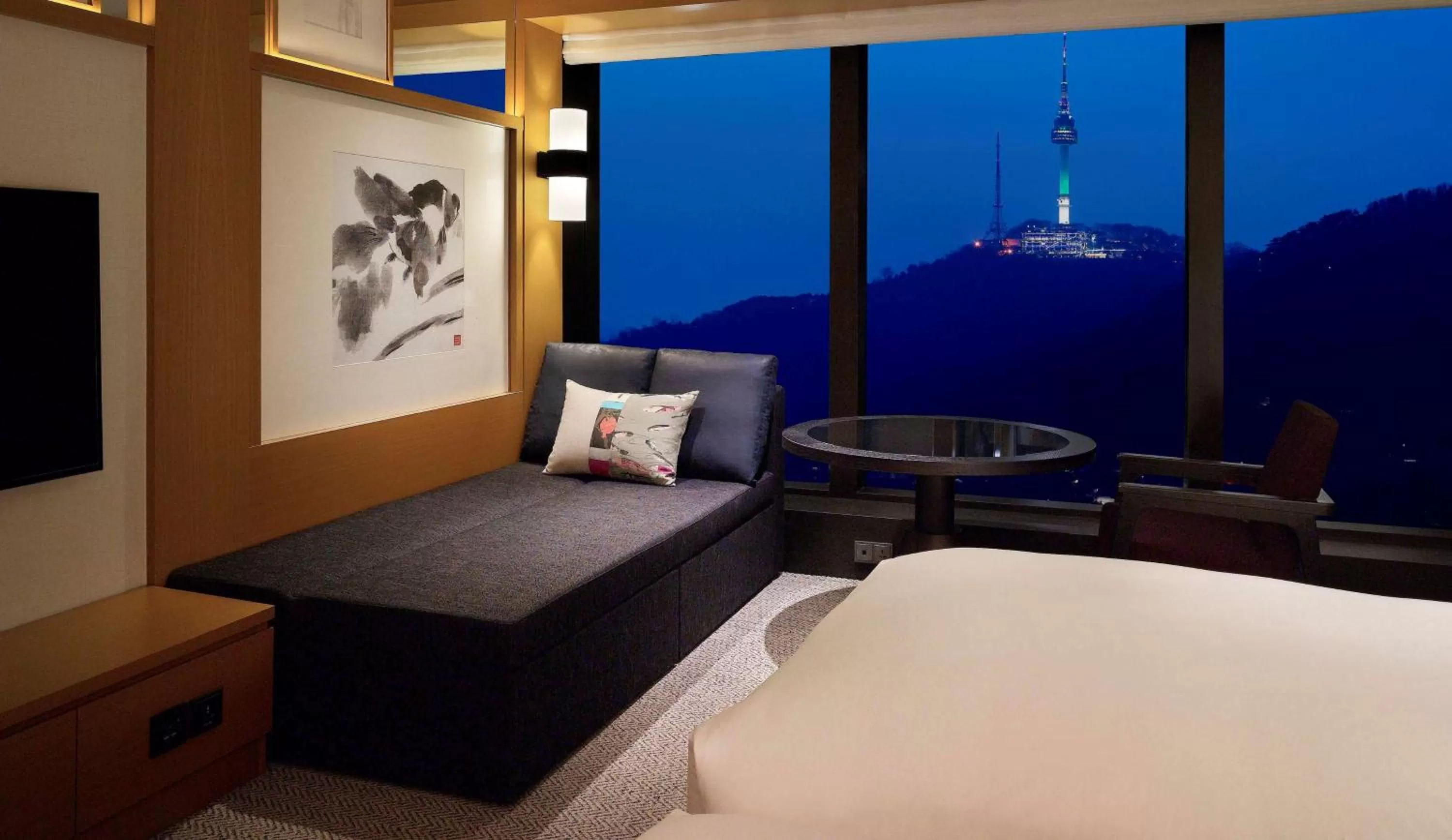 Photo of the whole room, Bed in Grand Hyatt Seoul