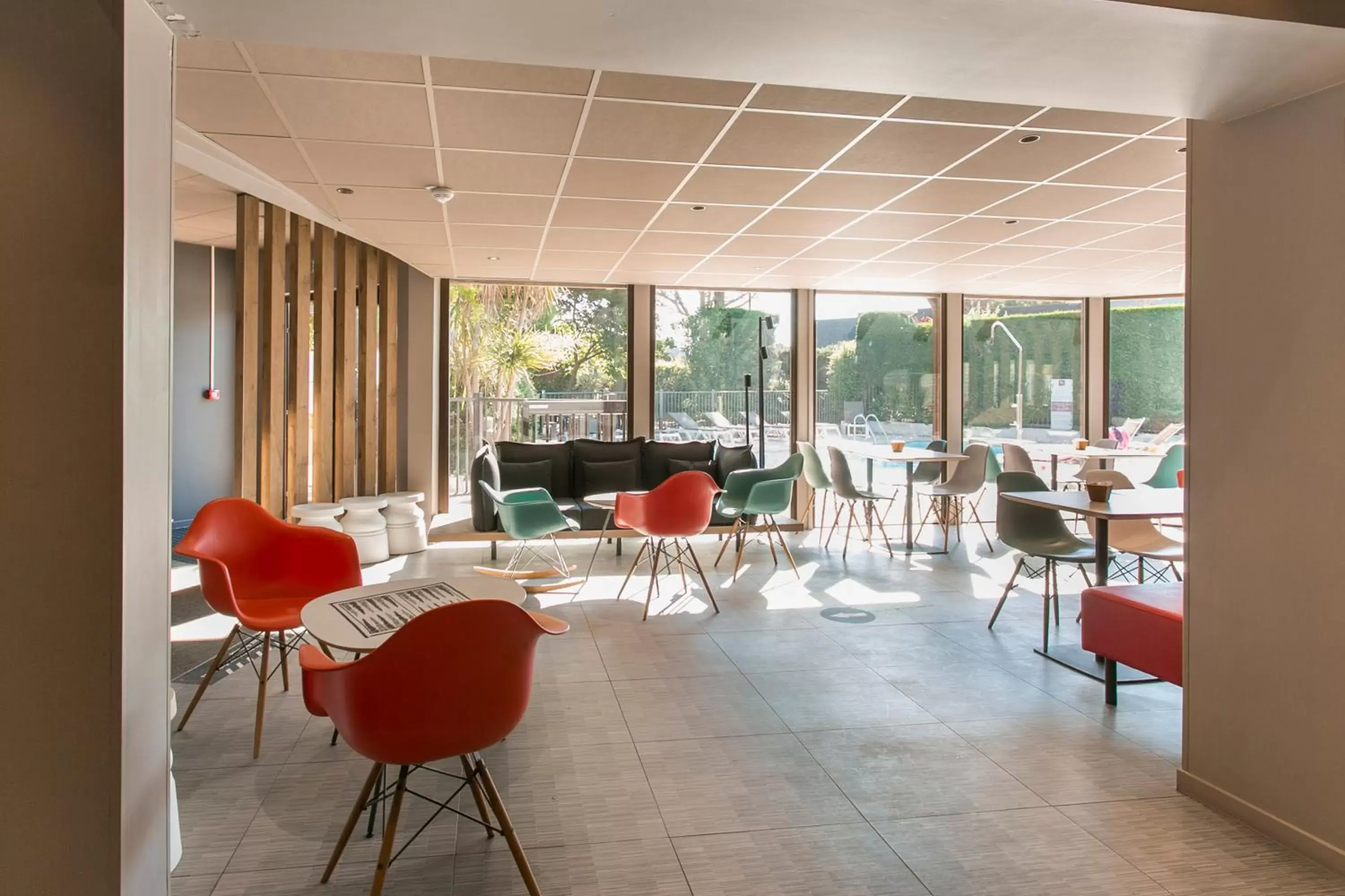 Lounge or bar, Restaurant/Places to Eat in ibis Avignon Sud