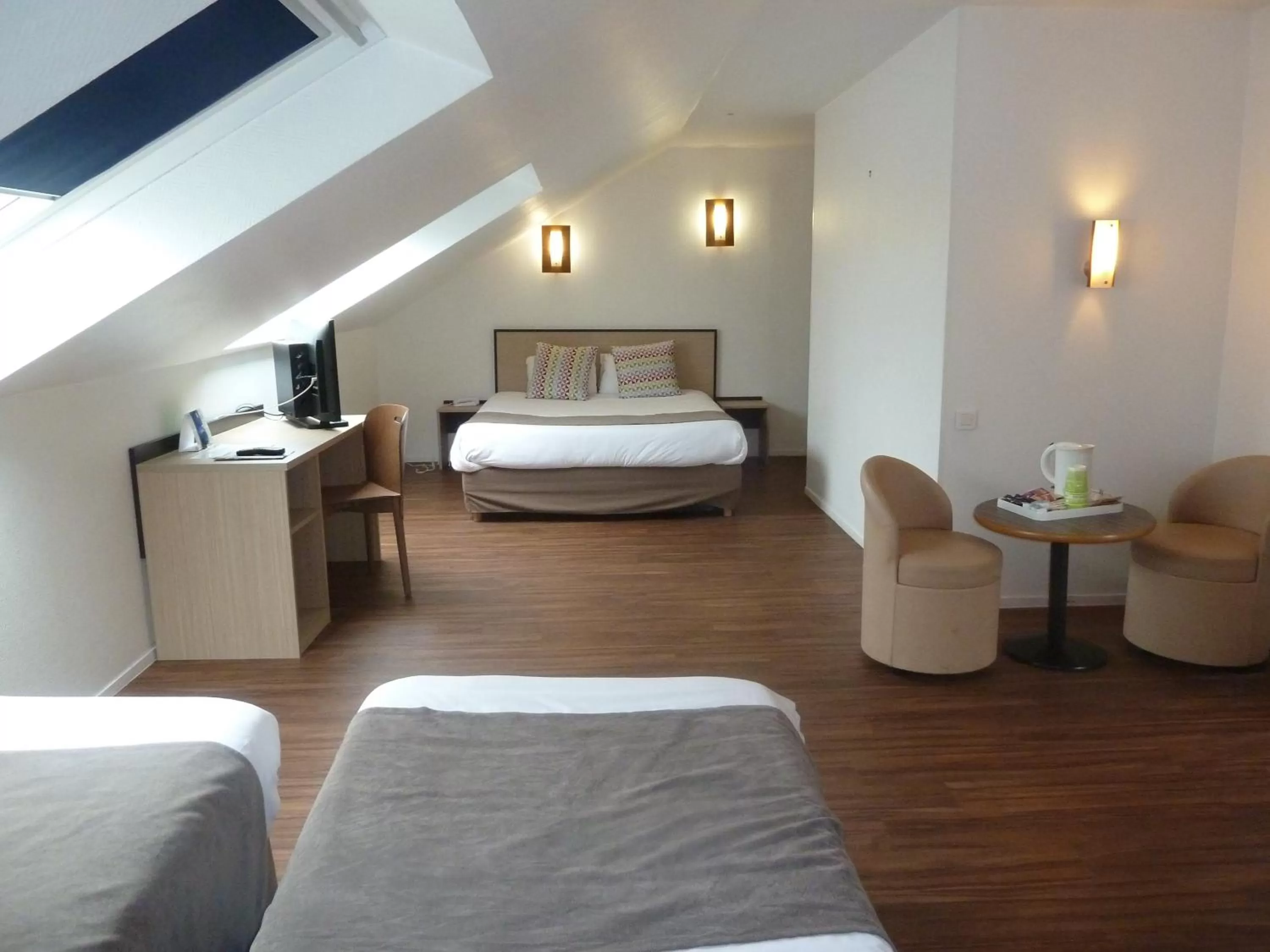 1 Double Bed - Superior Room in Campanile Le Mans Est