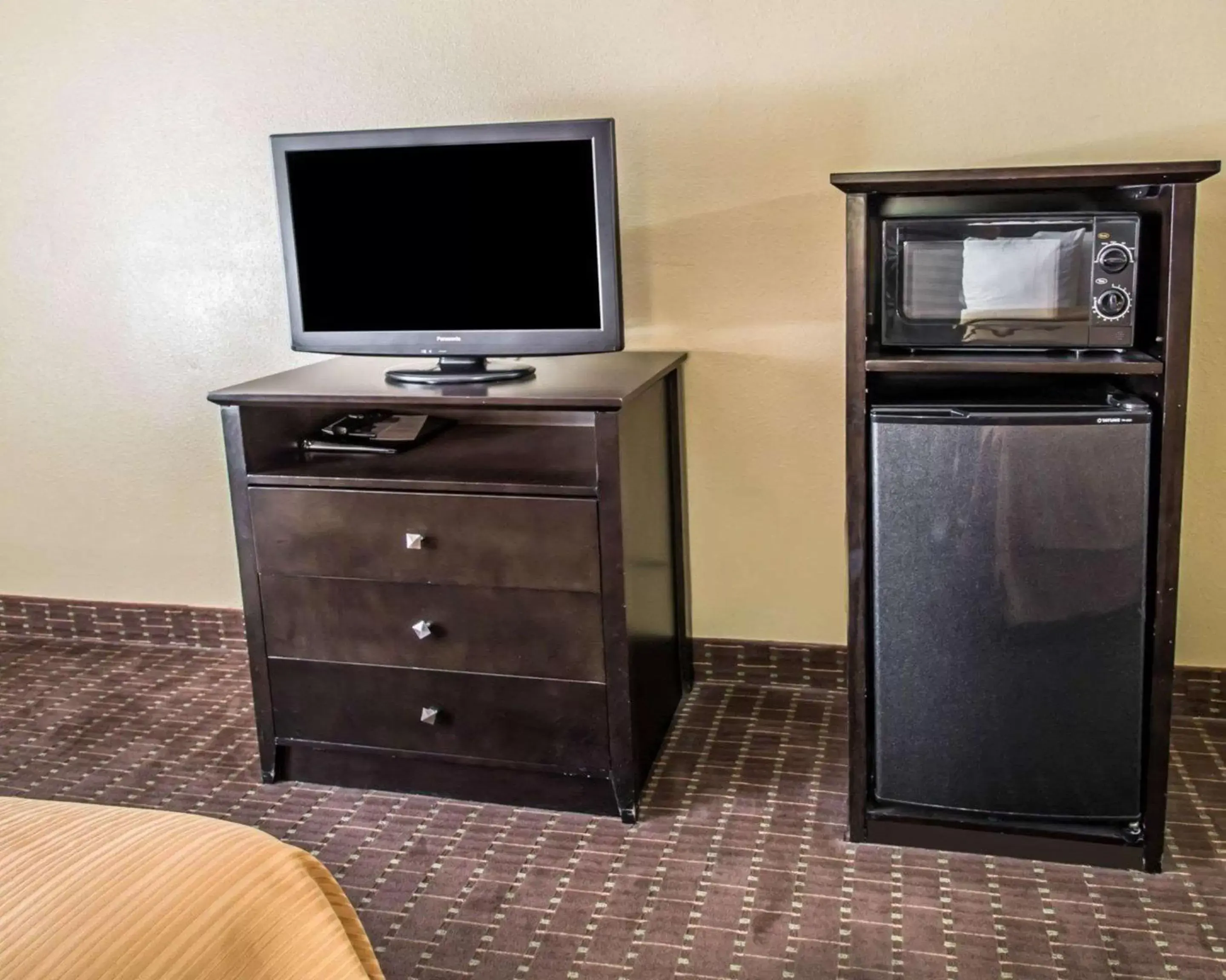 Photo of the whole room, TV/Entertainment Center in Quality Inn Orange City