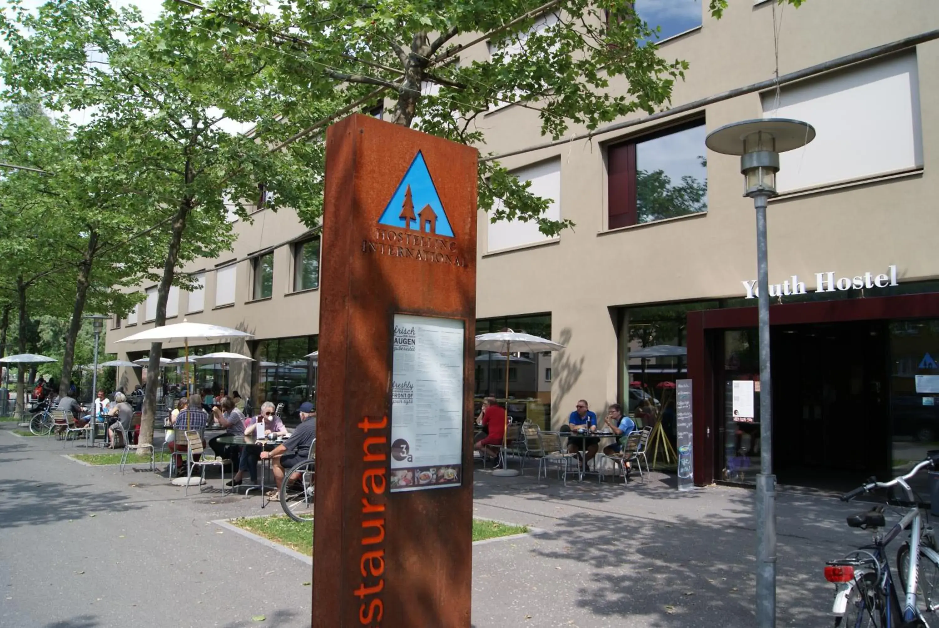 Facade/entrance, Property Building in Interlaken Youth Hostel