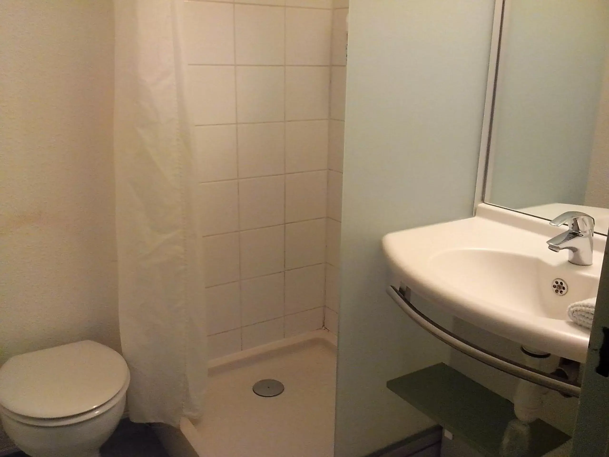 Bathroom in ibis budget Poitiers Sud