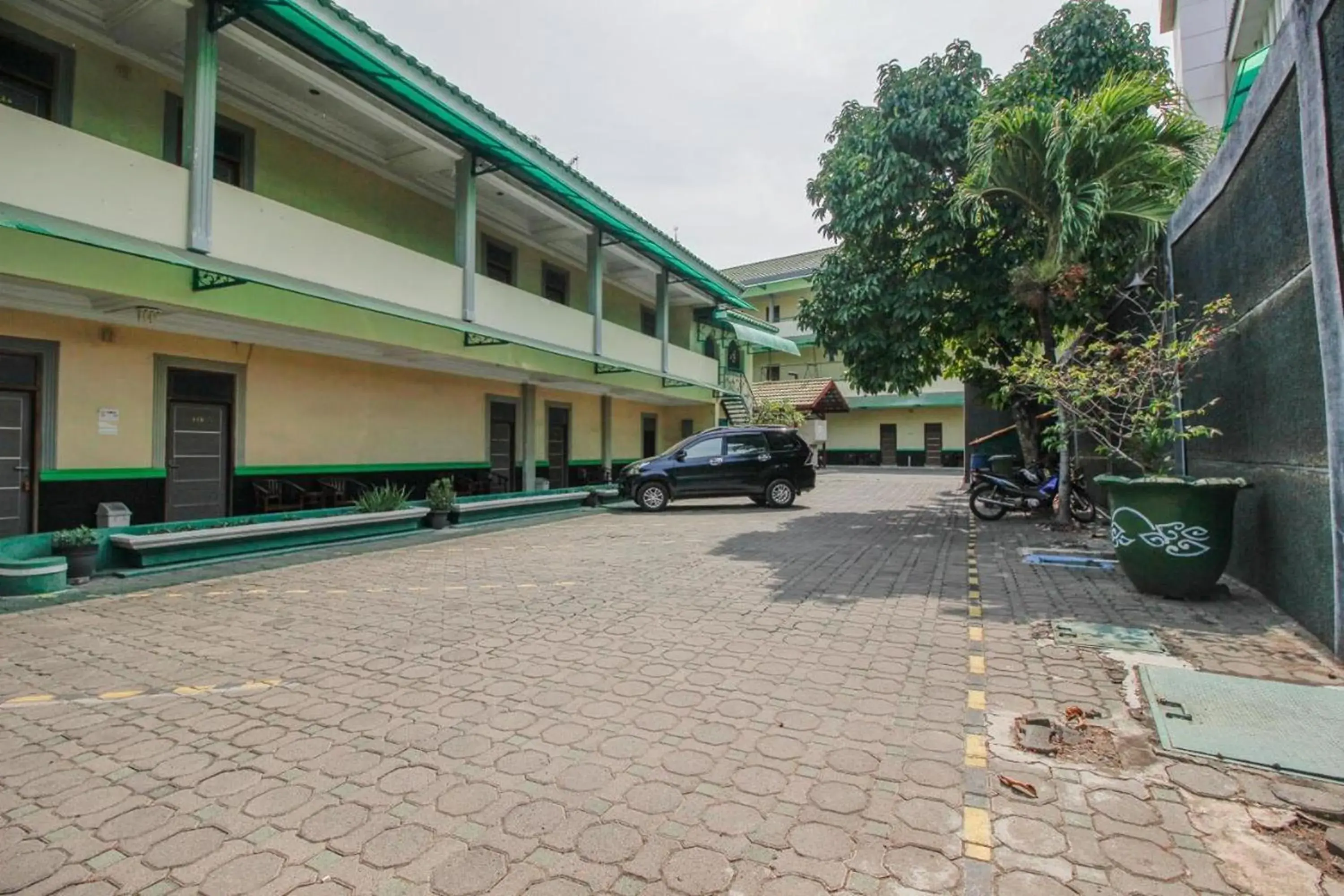 Parking, Property Building in RedDoorz Plus near Alun Alun Kejaksan Cirebon