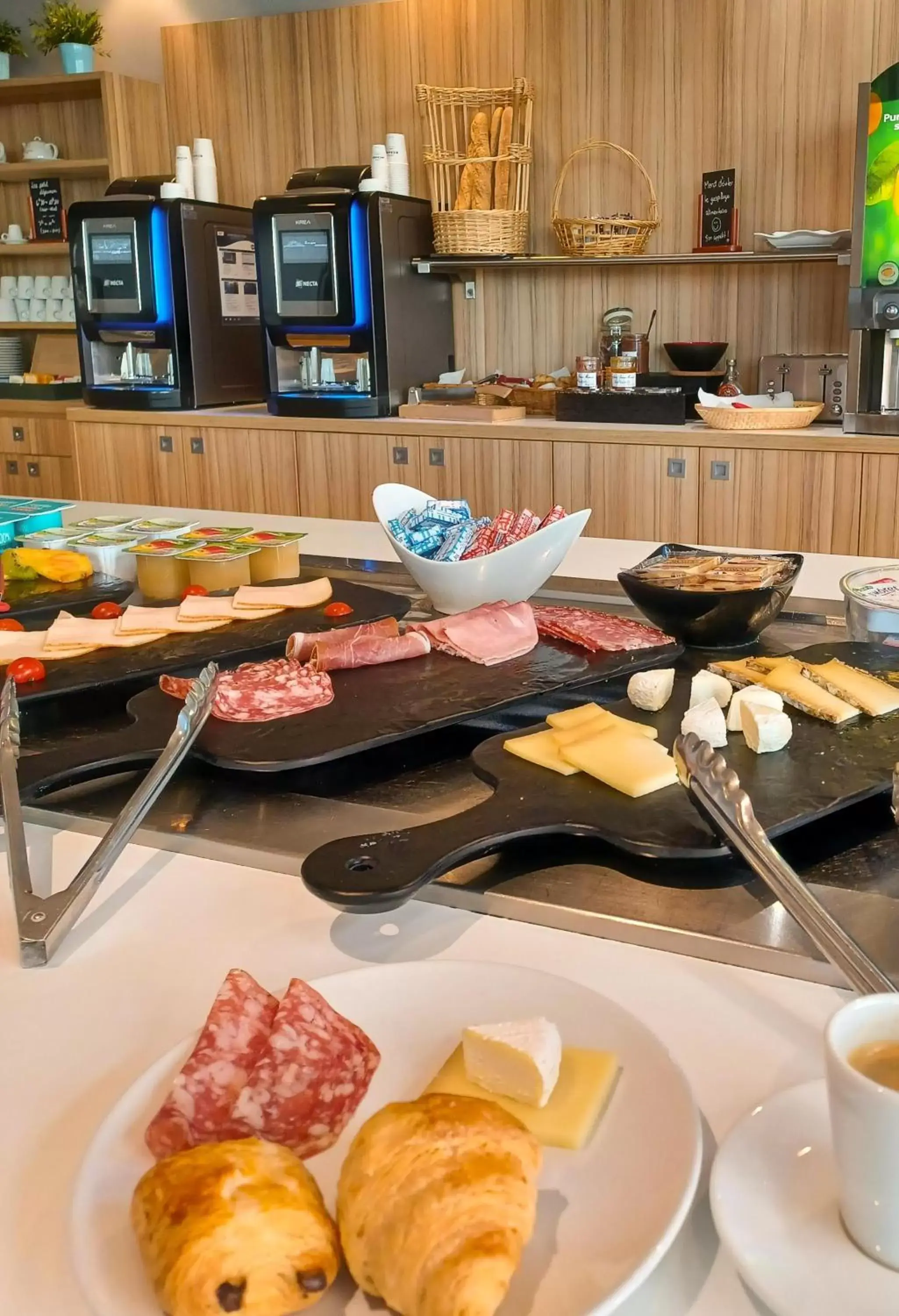 Buffet breakfast, Food in Appart hôtel Q7 Lodge Lyon 7