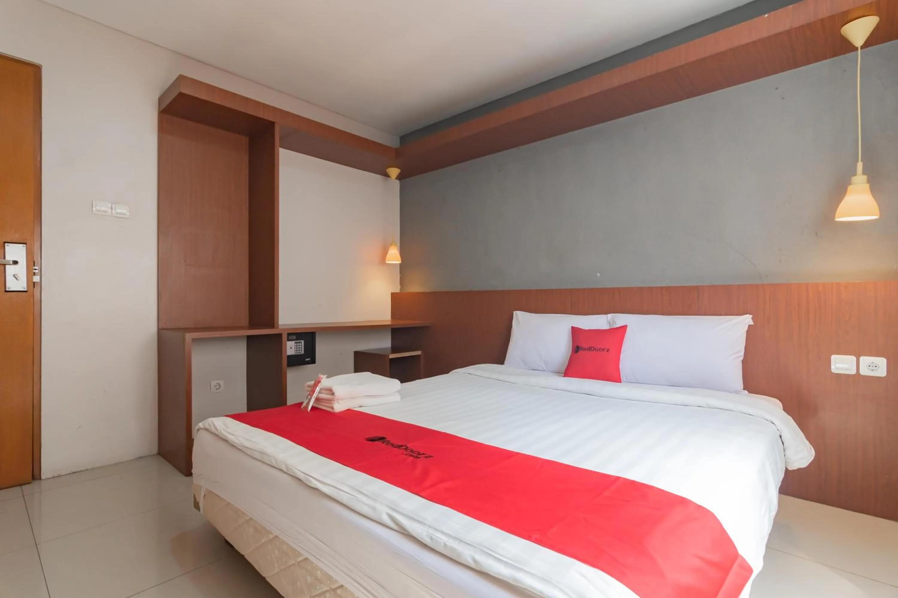 Bedroom, Bed in RedDoorz Plus @ Dago Pojok 3