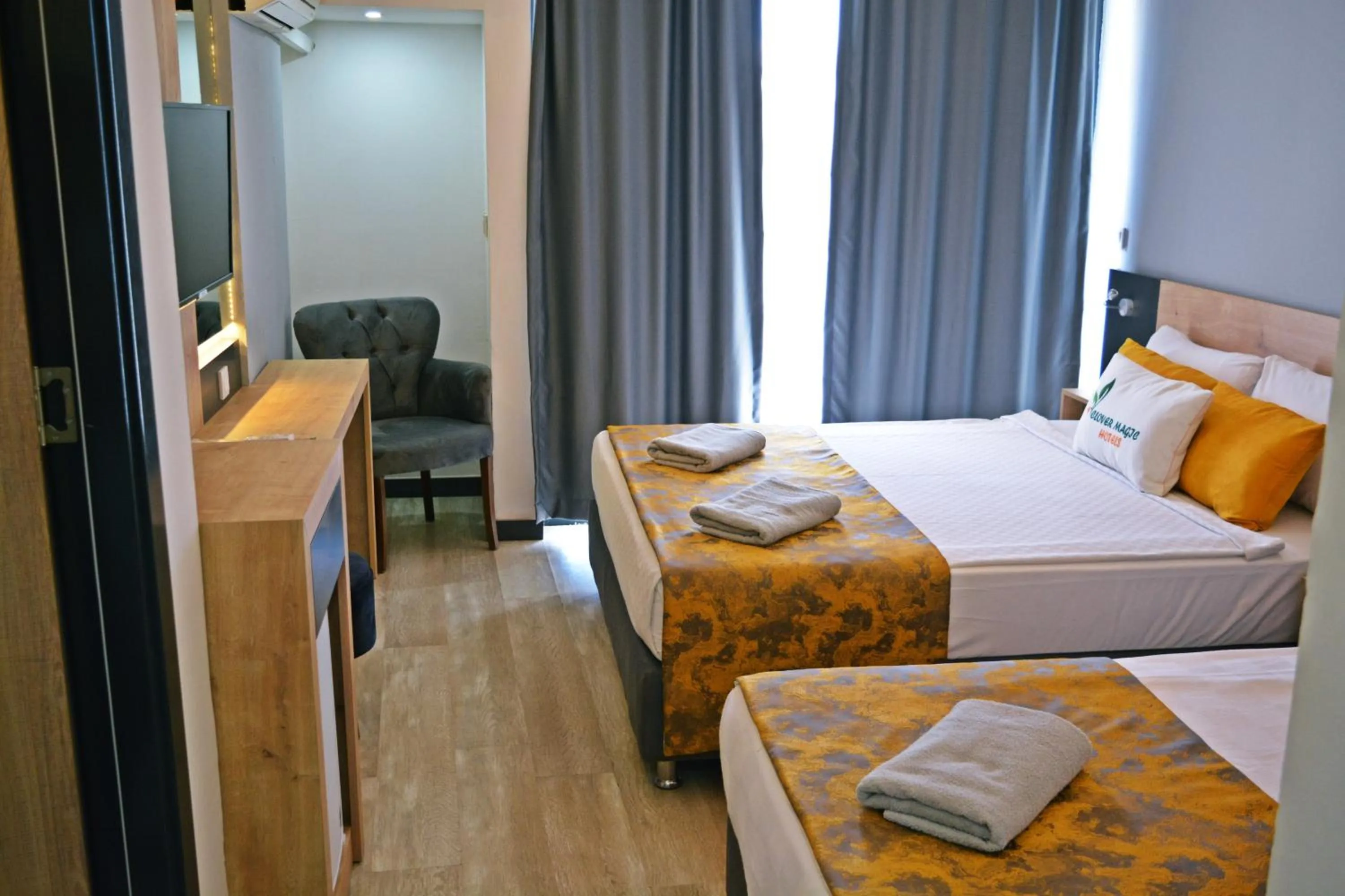 Bed in Clover Magic Park Side Hotel