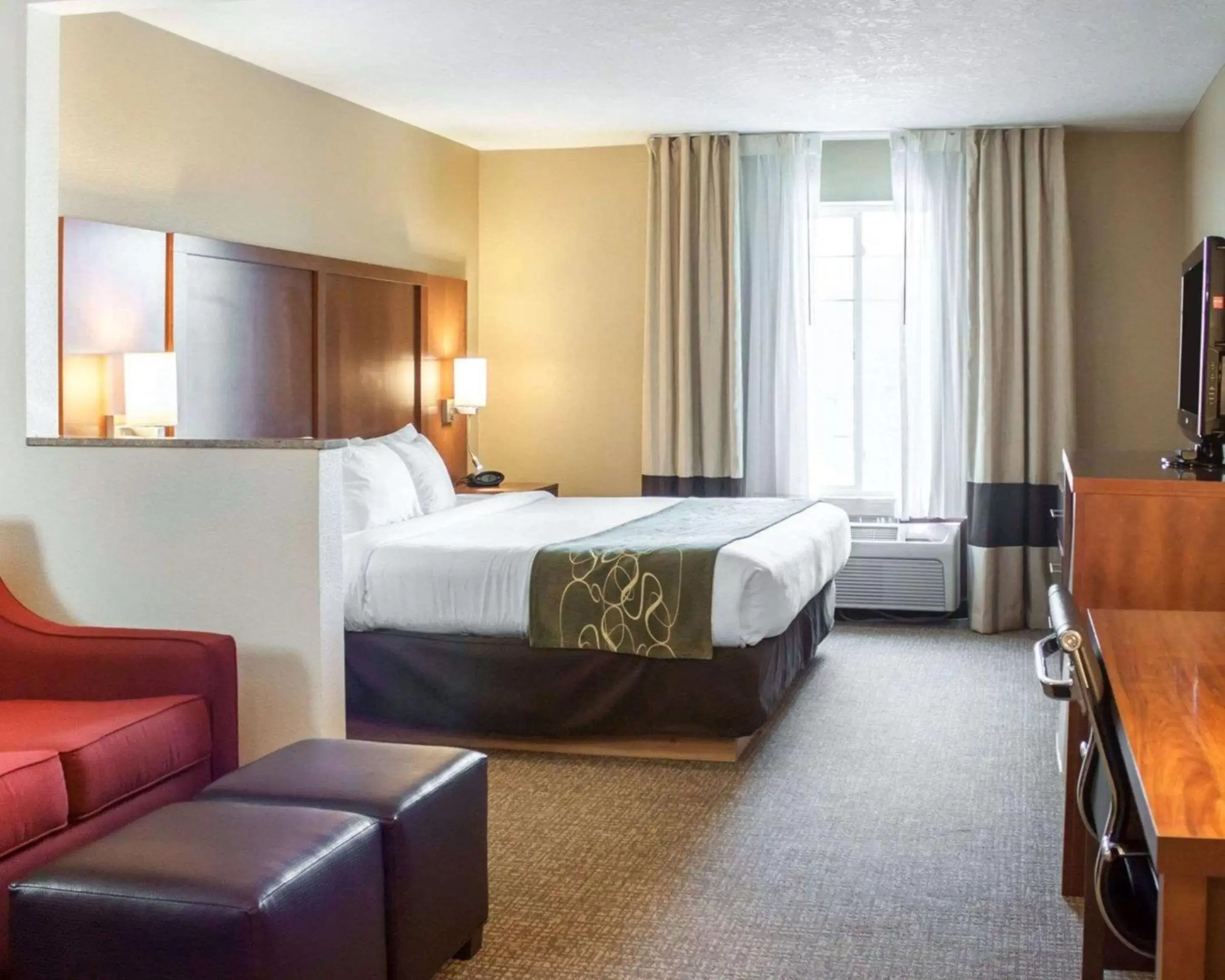 Photo of the whole room, Bed in Comfort Suites Boise Airport