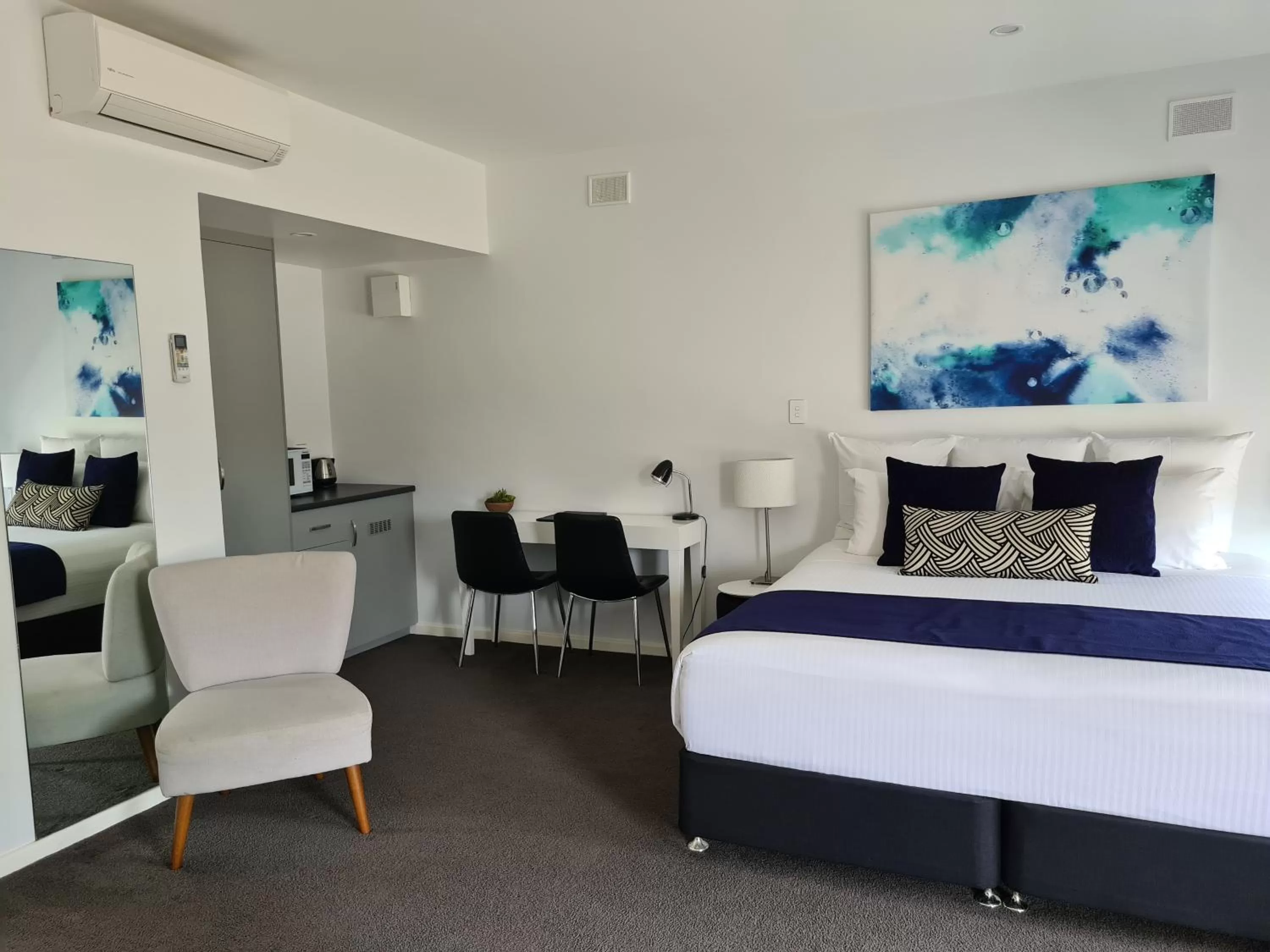 Bed in The Avenue Inn