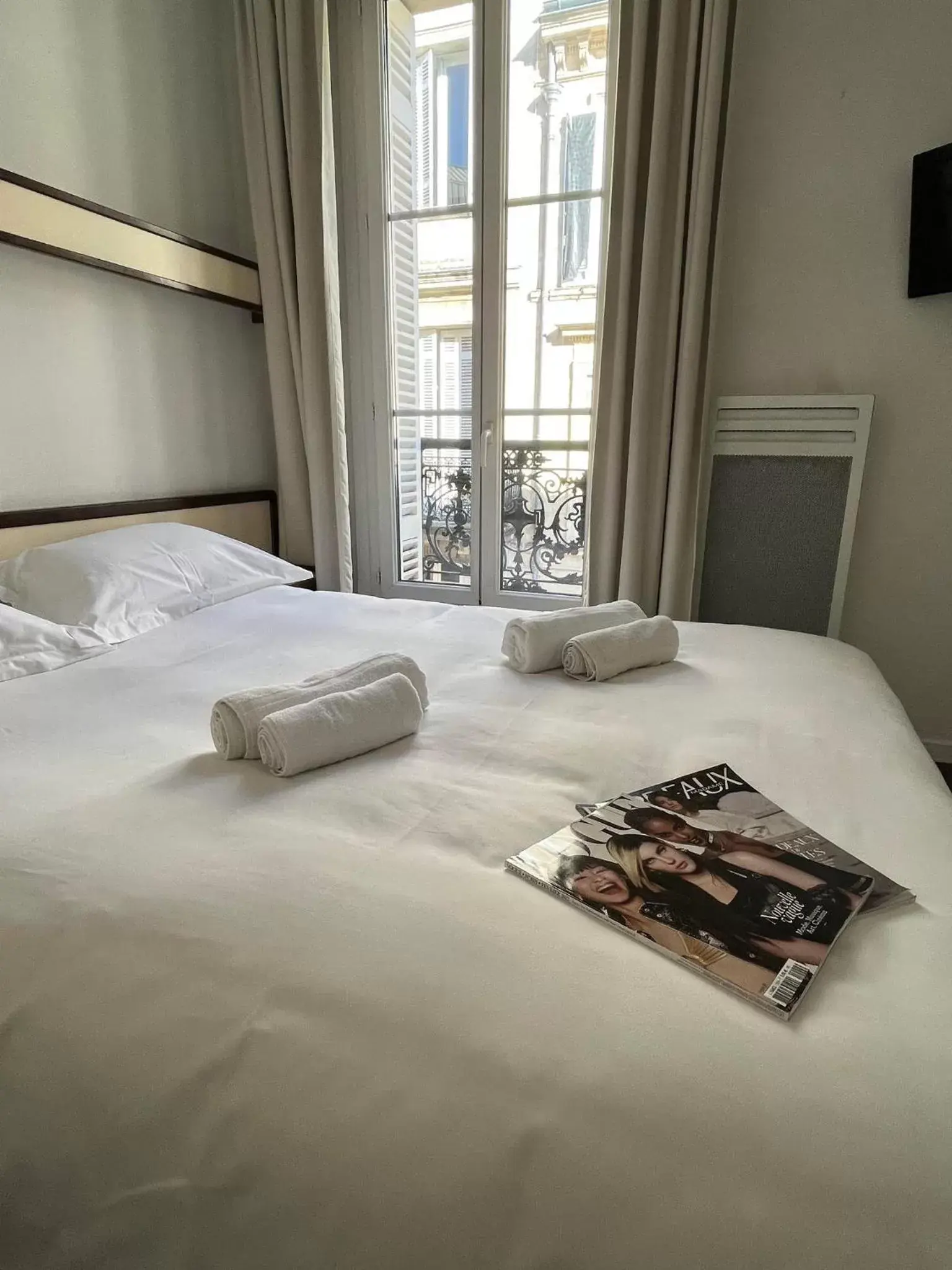 Bedroom, Bed in Brit Hotel Des Grands Hommes - Bordeaux Centre