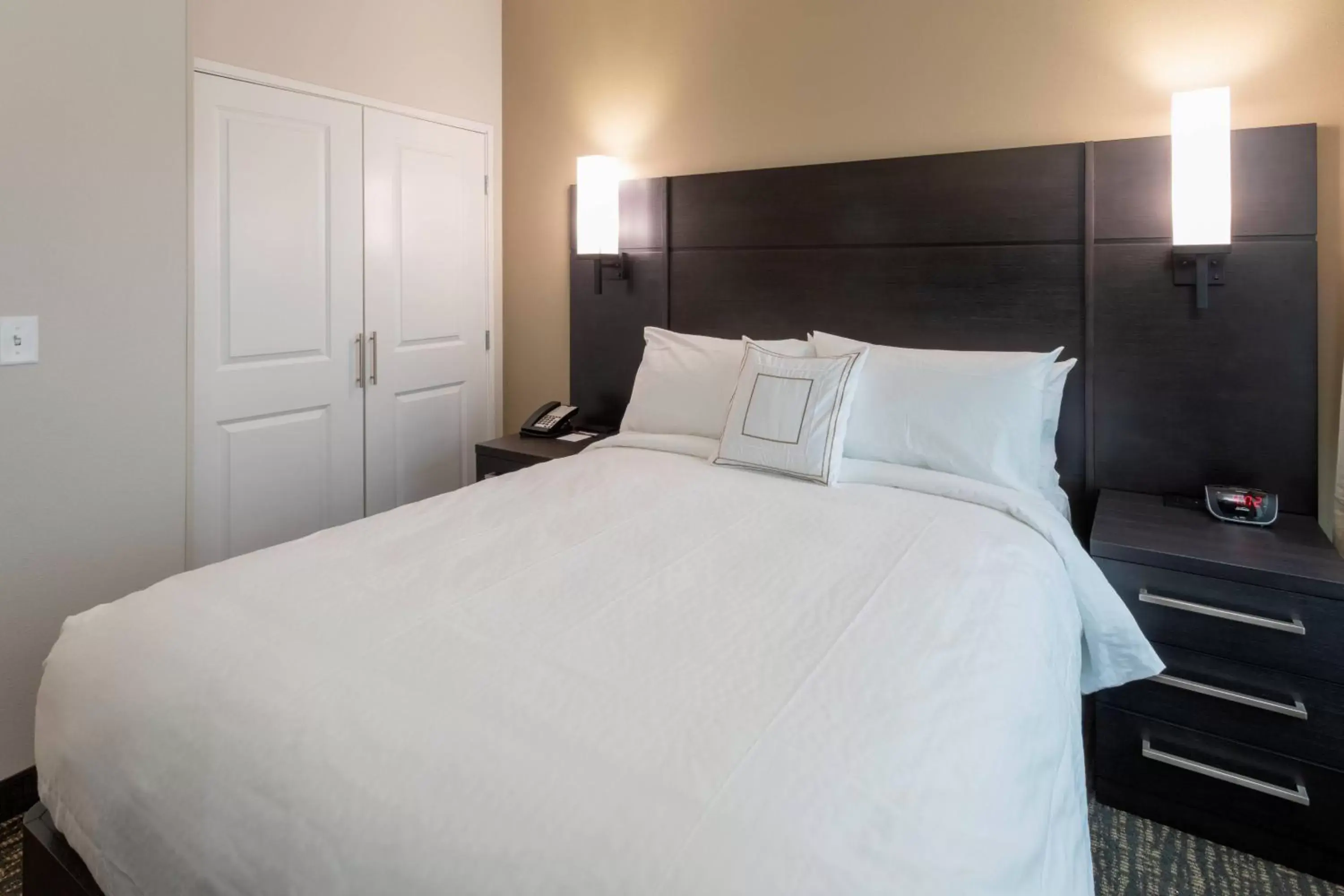 Bedroom, Bed in Residence Inn by Marriott St. Cloud
