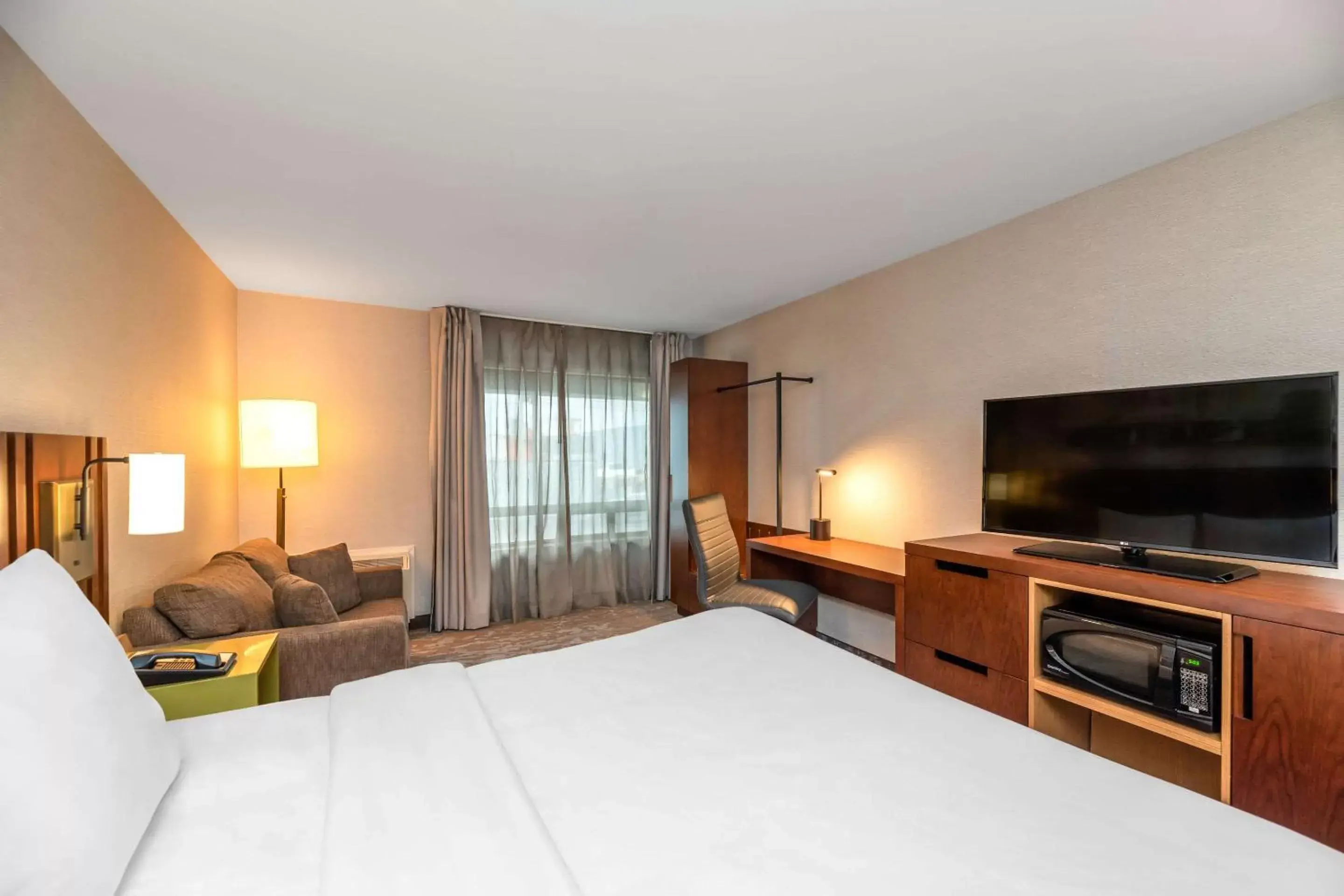 Photo of the whole room, TV/Entertainment Center in Comfort Inn Boucherville