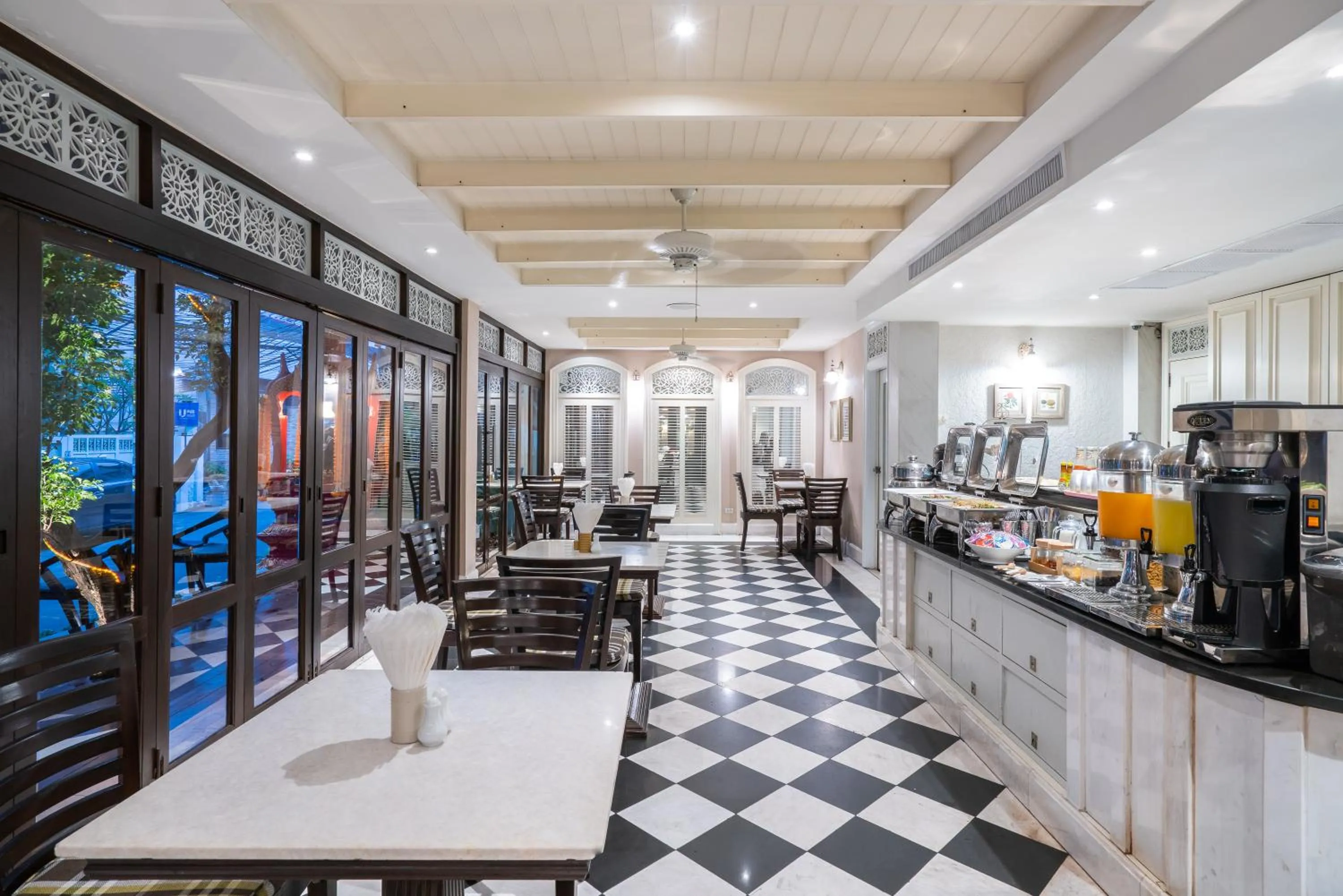 Restaurant/places to eat in La Petite Salil Sukhumvit 8