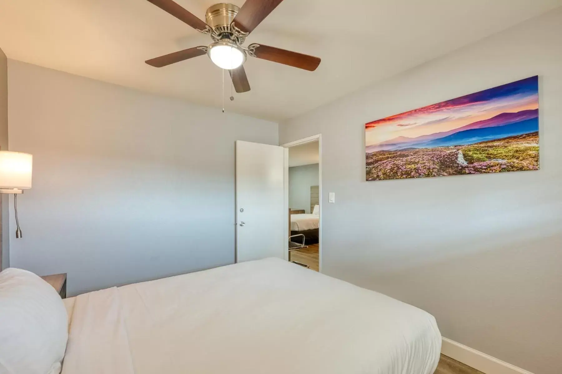 Bed in Vagabond Inn San Luis Obispo Bed in Vagabond Inn San Luis Obispo