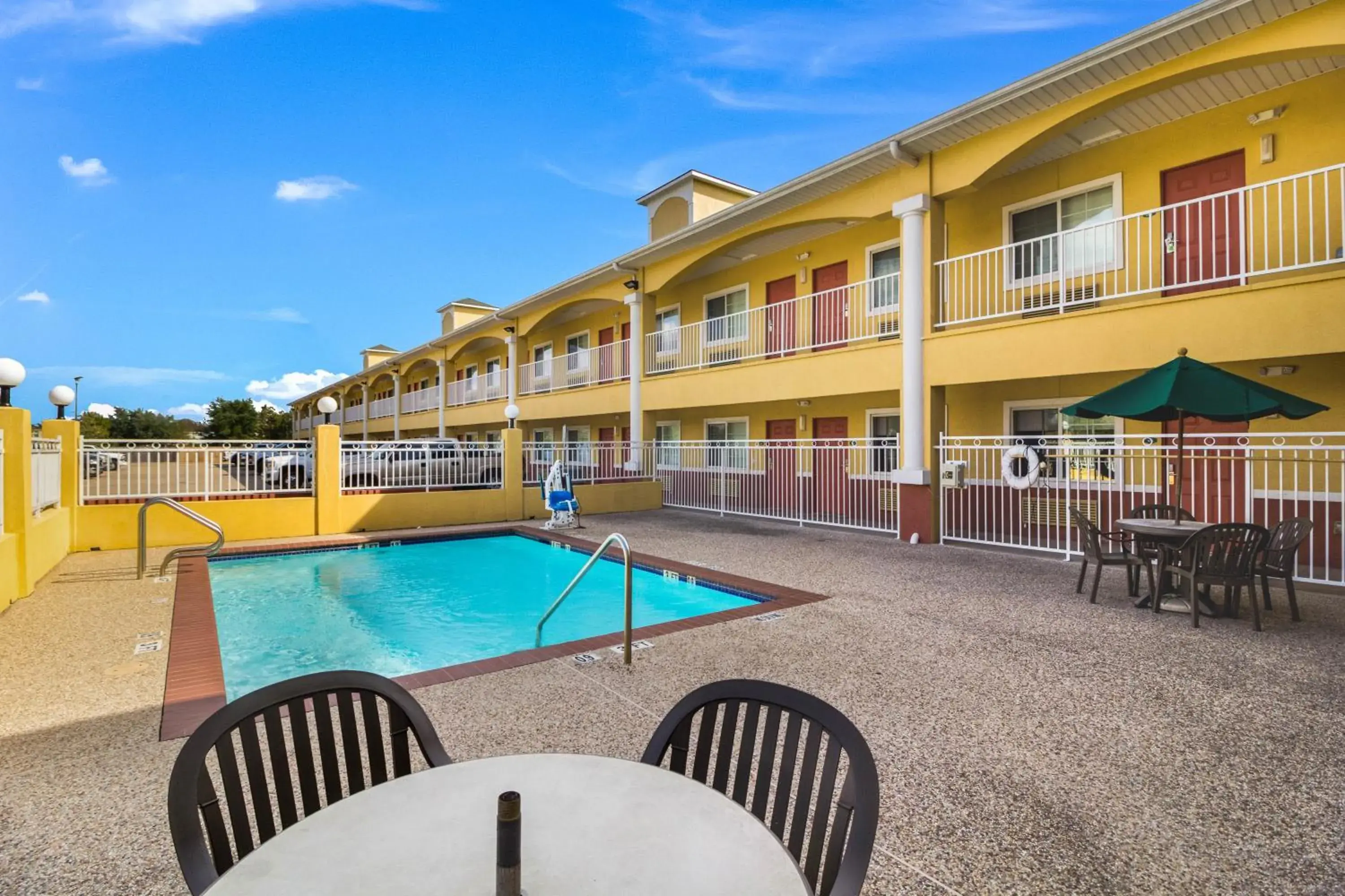 Swimming Pool in Scottish Inn and Suites Baytown