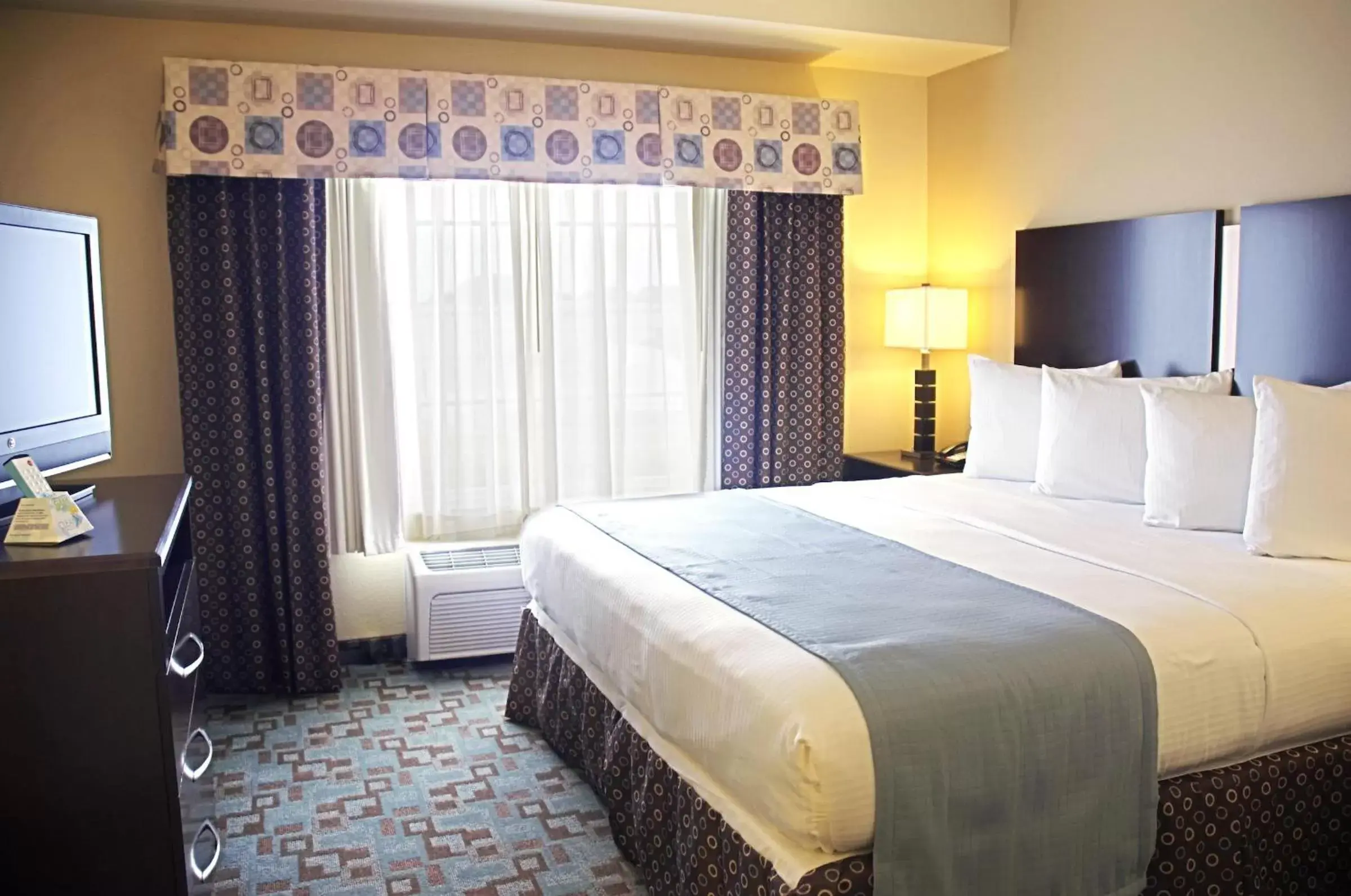 Photo of the whole room, Bed in Best Western Plus Eastgate Inn & Suites