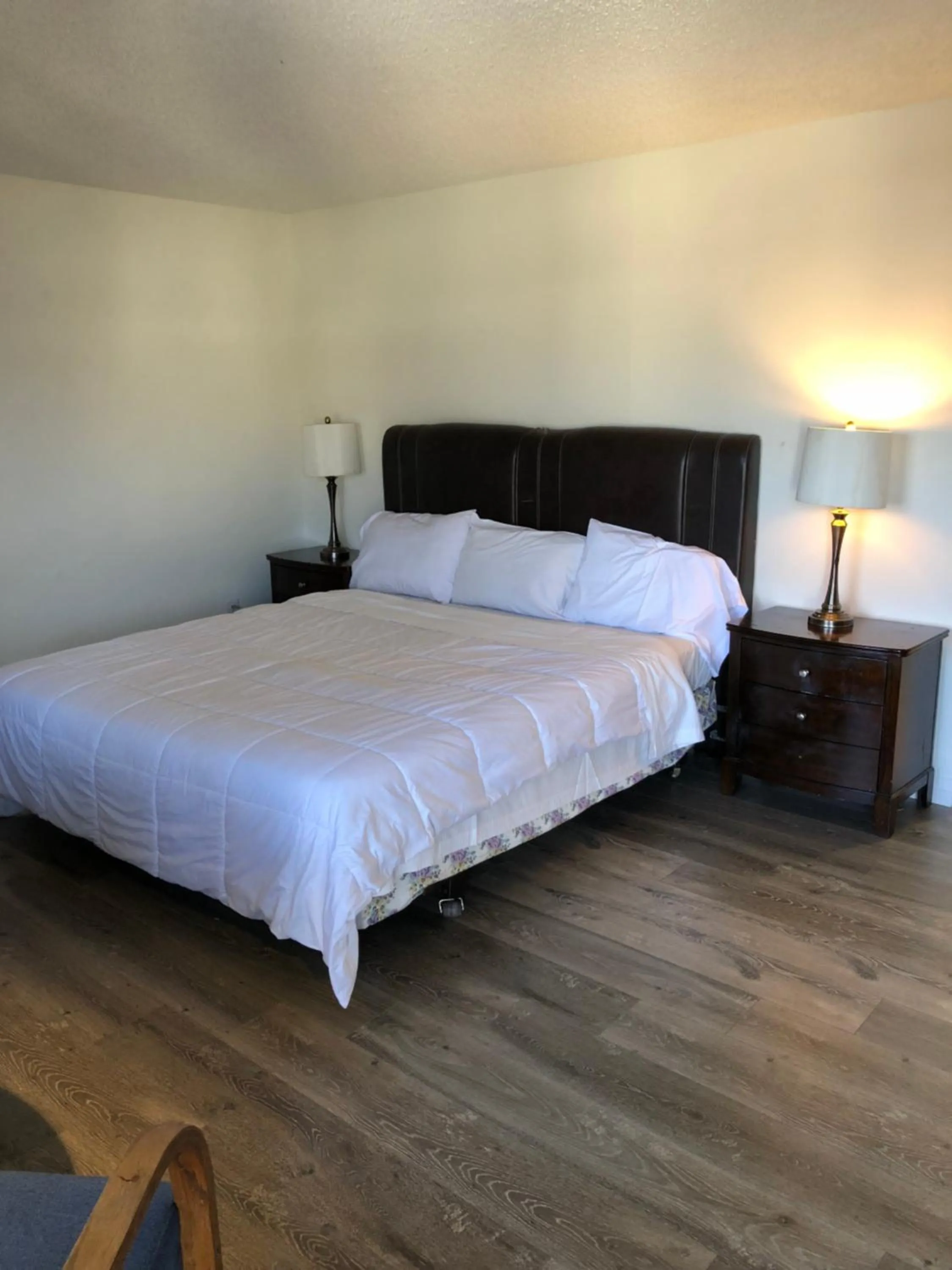 Bed in King Lodge Motel