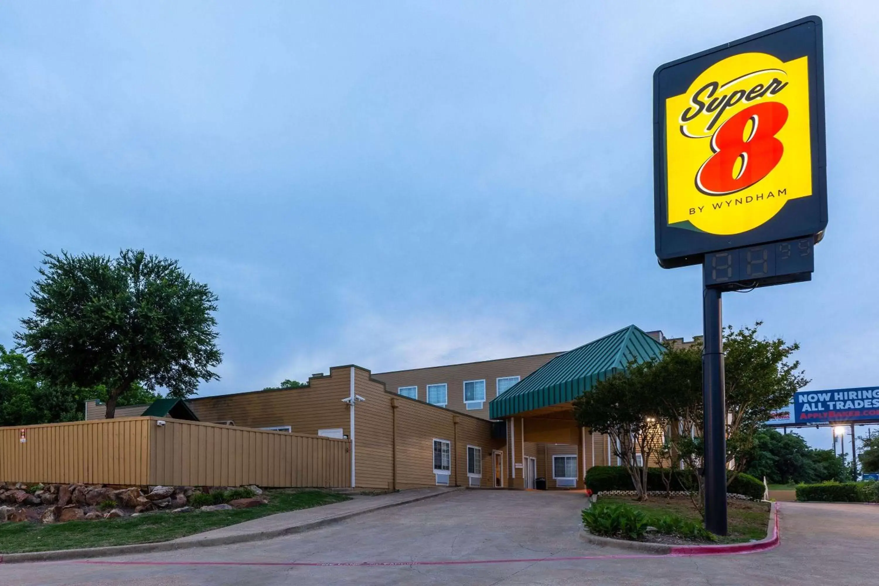 Property Building in Super 8 by Wyndham Garland/Rowlett/East Dallas area