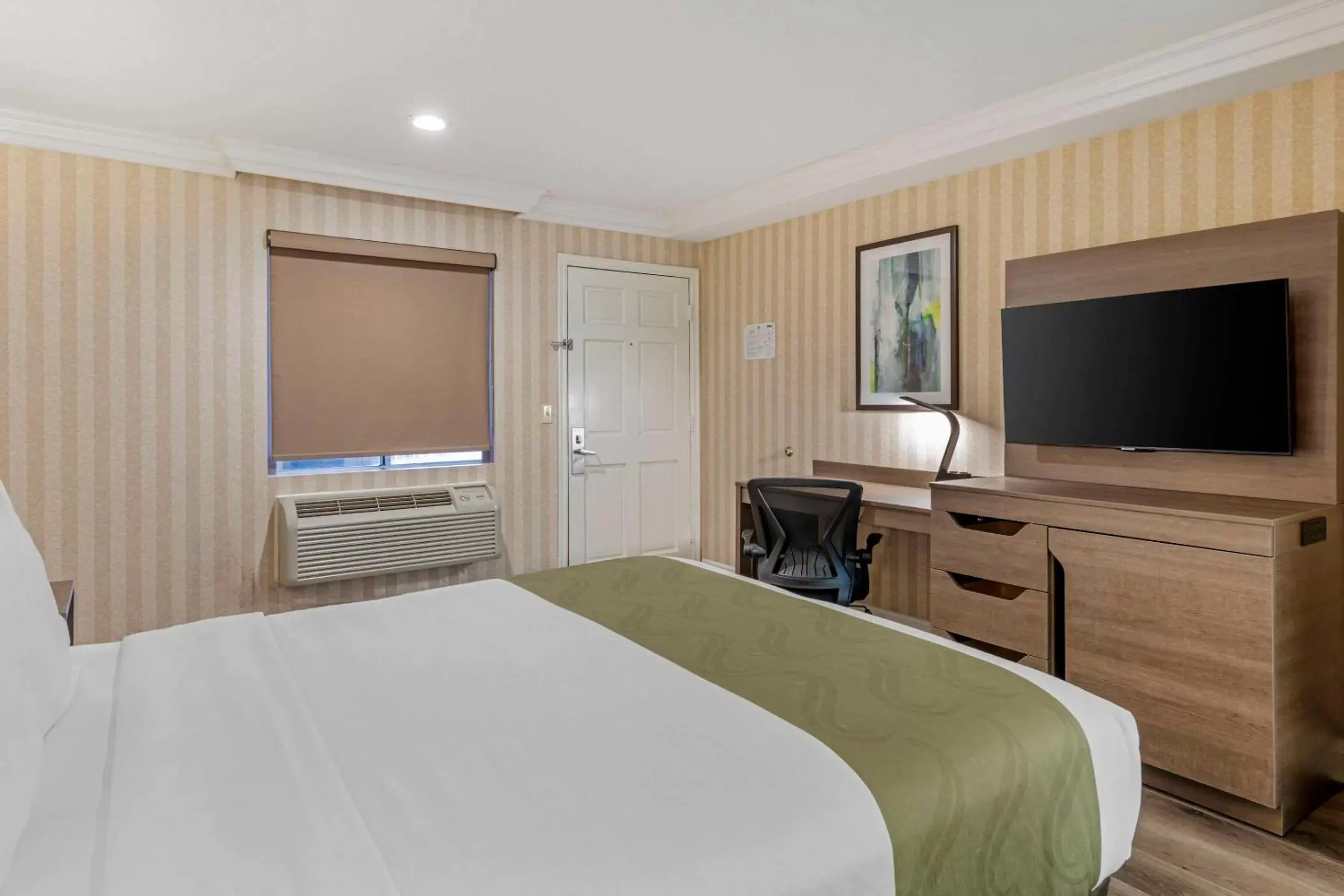 Bedroom, TV/Entertainment Center in Quality Inn & Suites Anaheim Maingate