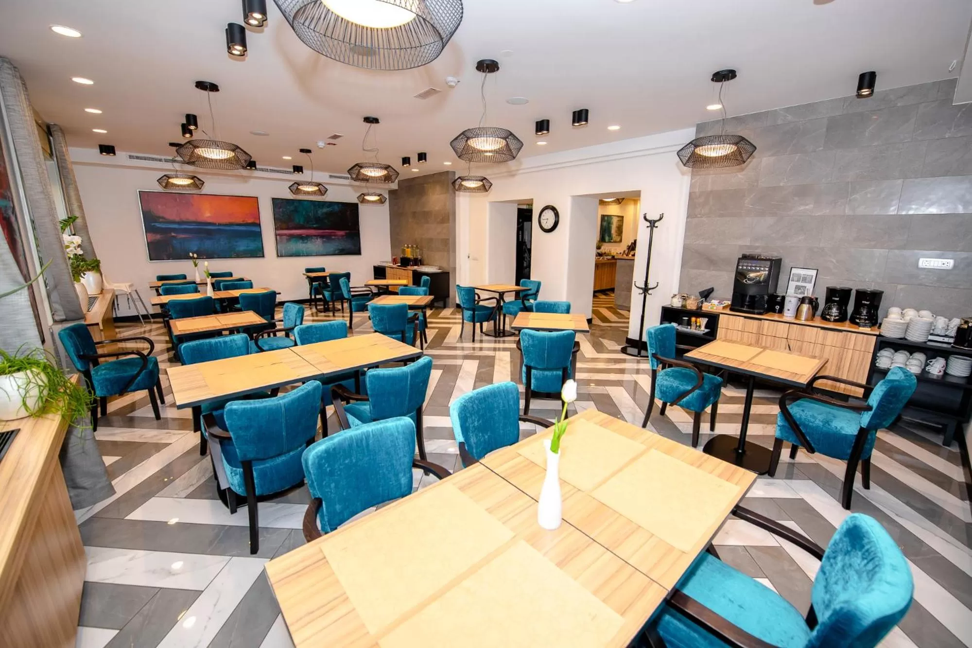 Restaurant/places to eat in Urban Boutique Hotel Center