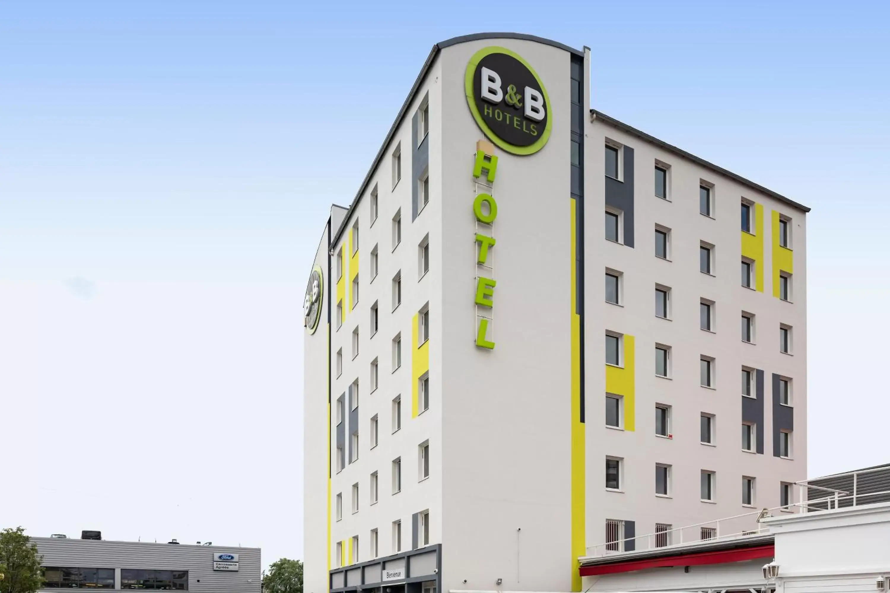 Facade/entrance, Property Building in B&B HOTEL Lyon Vénissieux