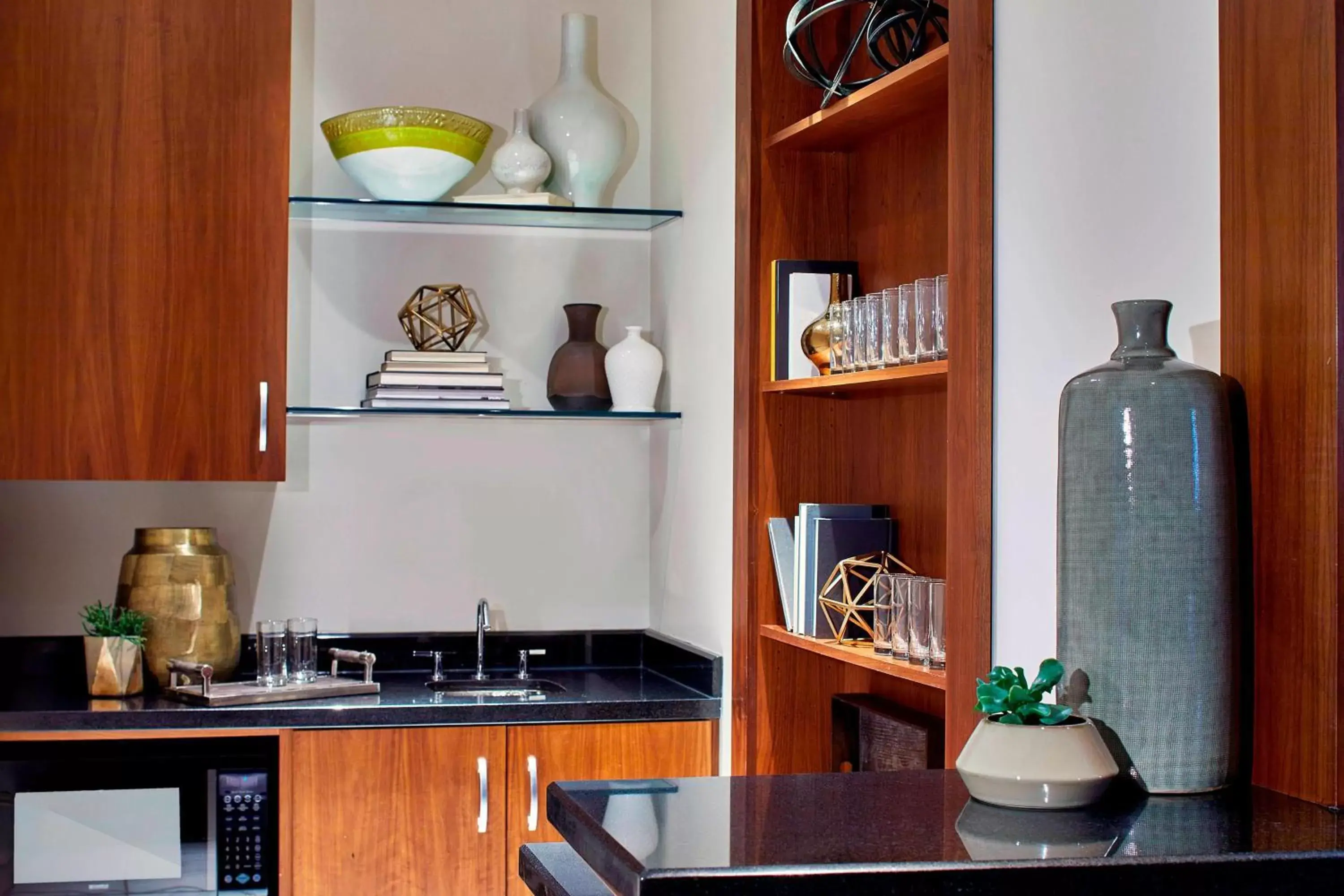 Bedroom, Kitchen/Kitchenette in Renaissance Atlanta Midtown Hotel