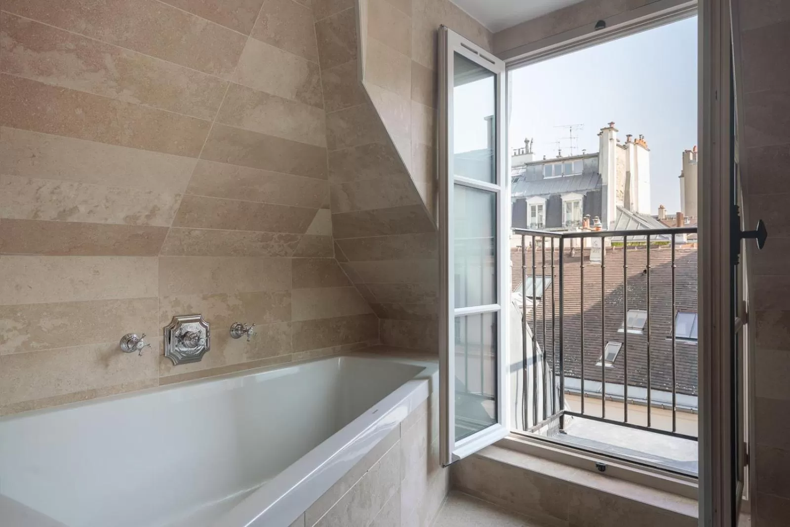 Bathroom in Hotel Saint-Louis en L'Isle - Notre-Dame