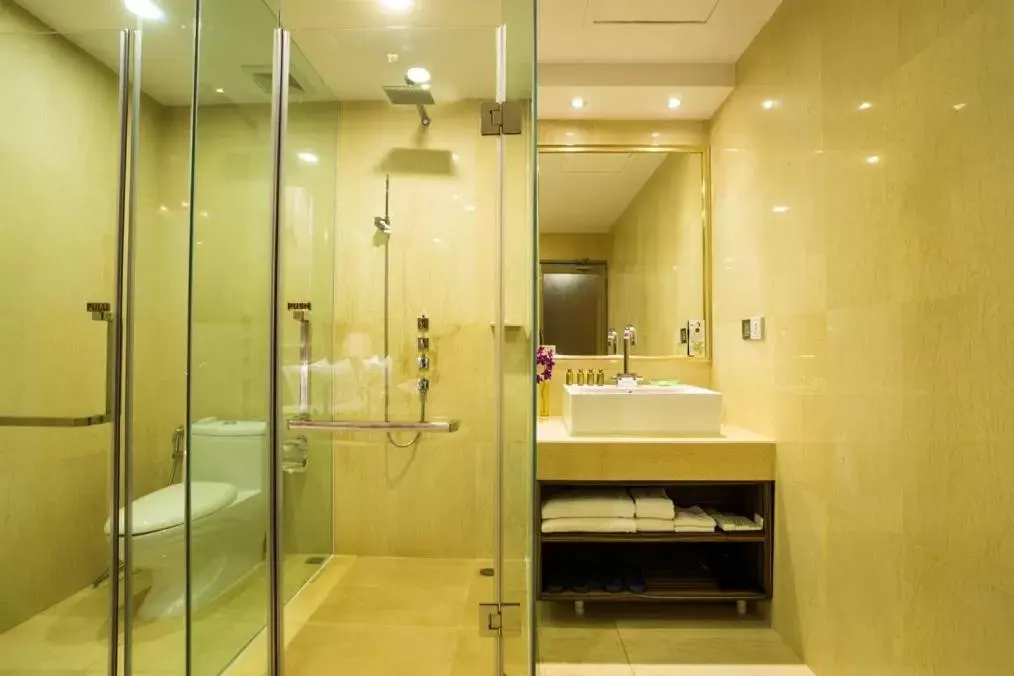 Bathroom in Best Western Chinatown Hotel