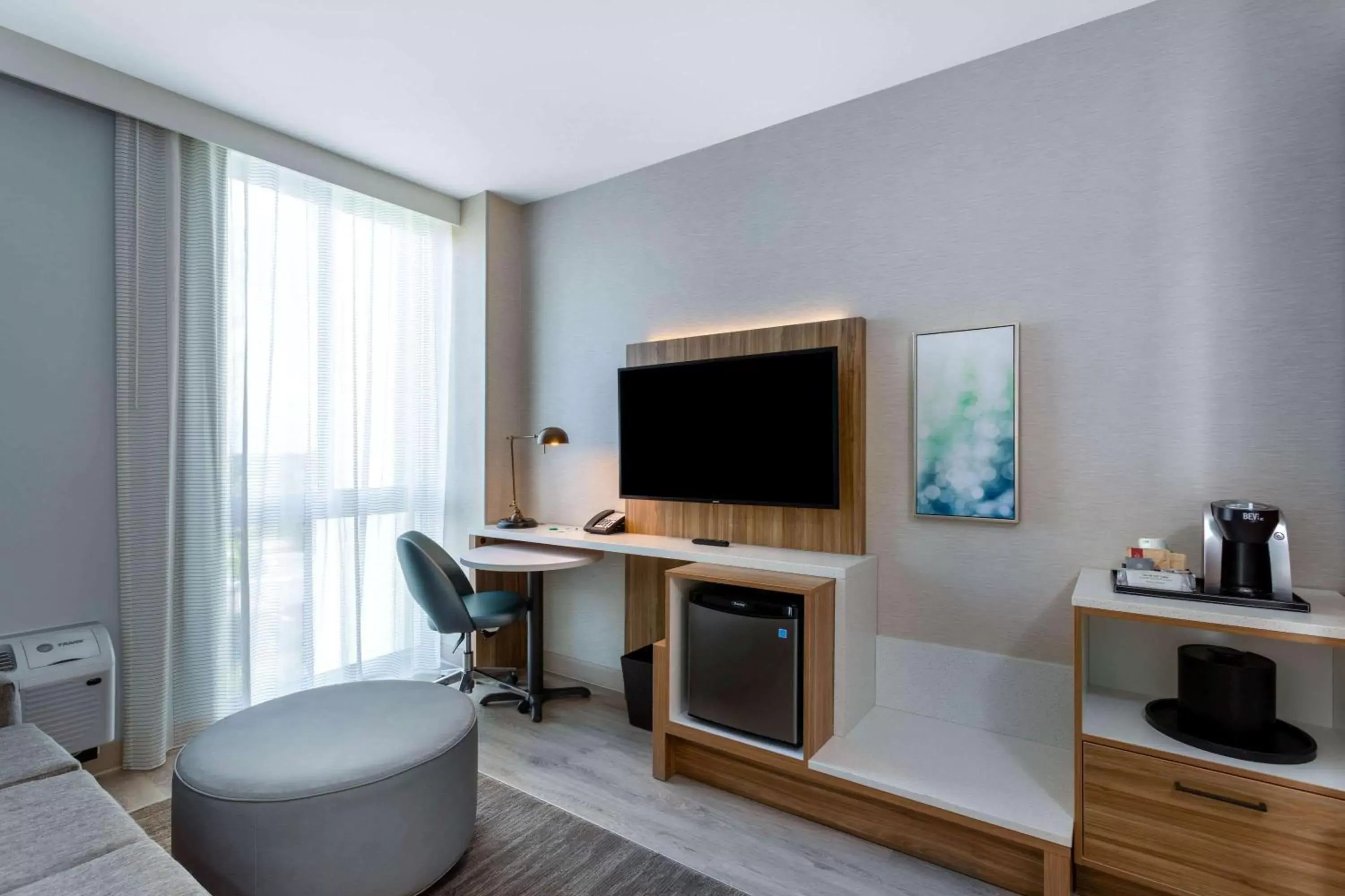 Photo of the whole room, TV/Entertainment Center in Wyndham Garden Miami International Airport