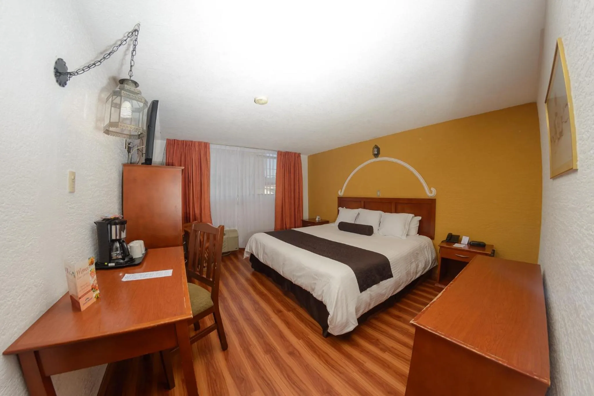Photo of the whole room, Bed in Howard Johnson by Wyndham Morelia Calle Real