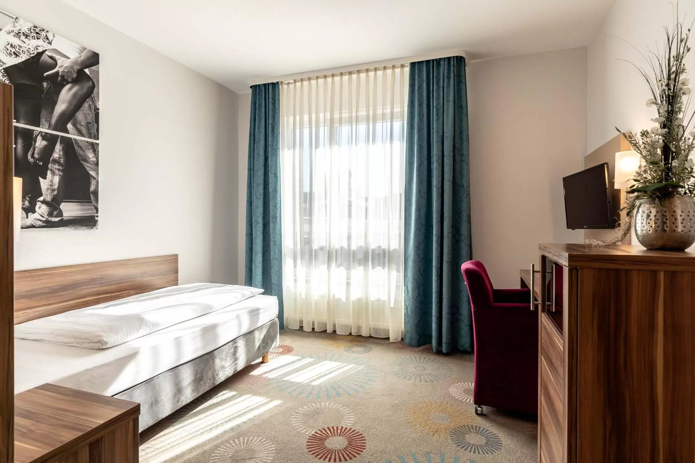 TV and multimedia, Bed in Altstadthotel Guesthouse Die Galerie