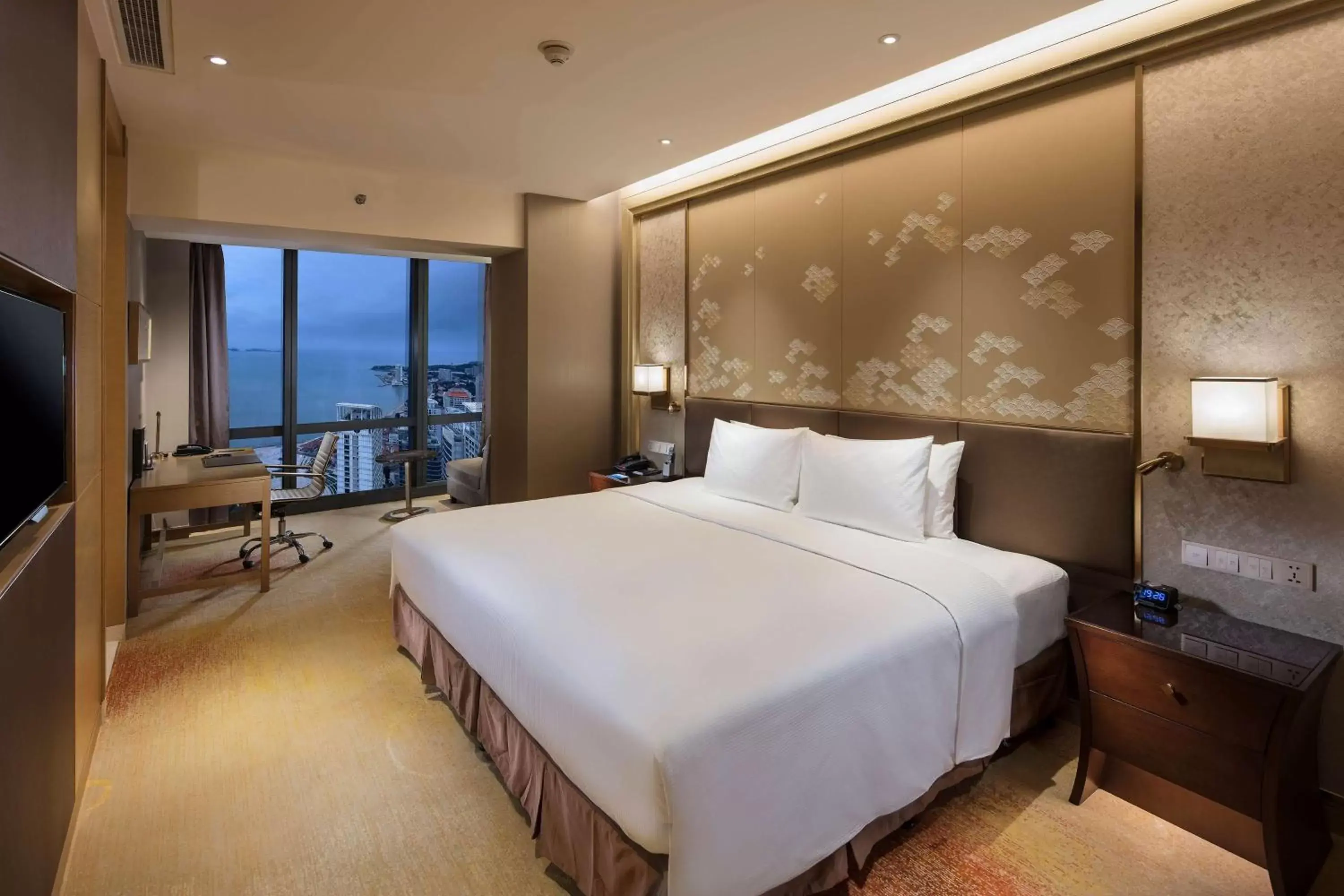 Bedroom, Bed in Hilton Yantai