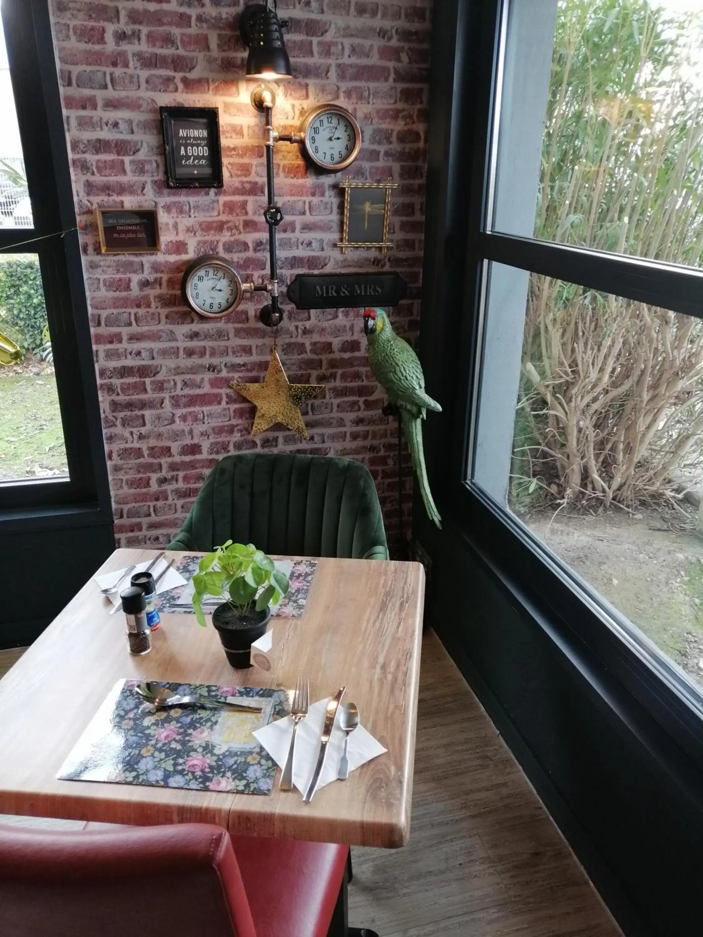 Dining area in Kyriad Avignon Cap Sud