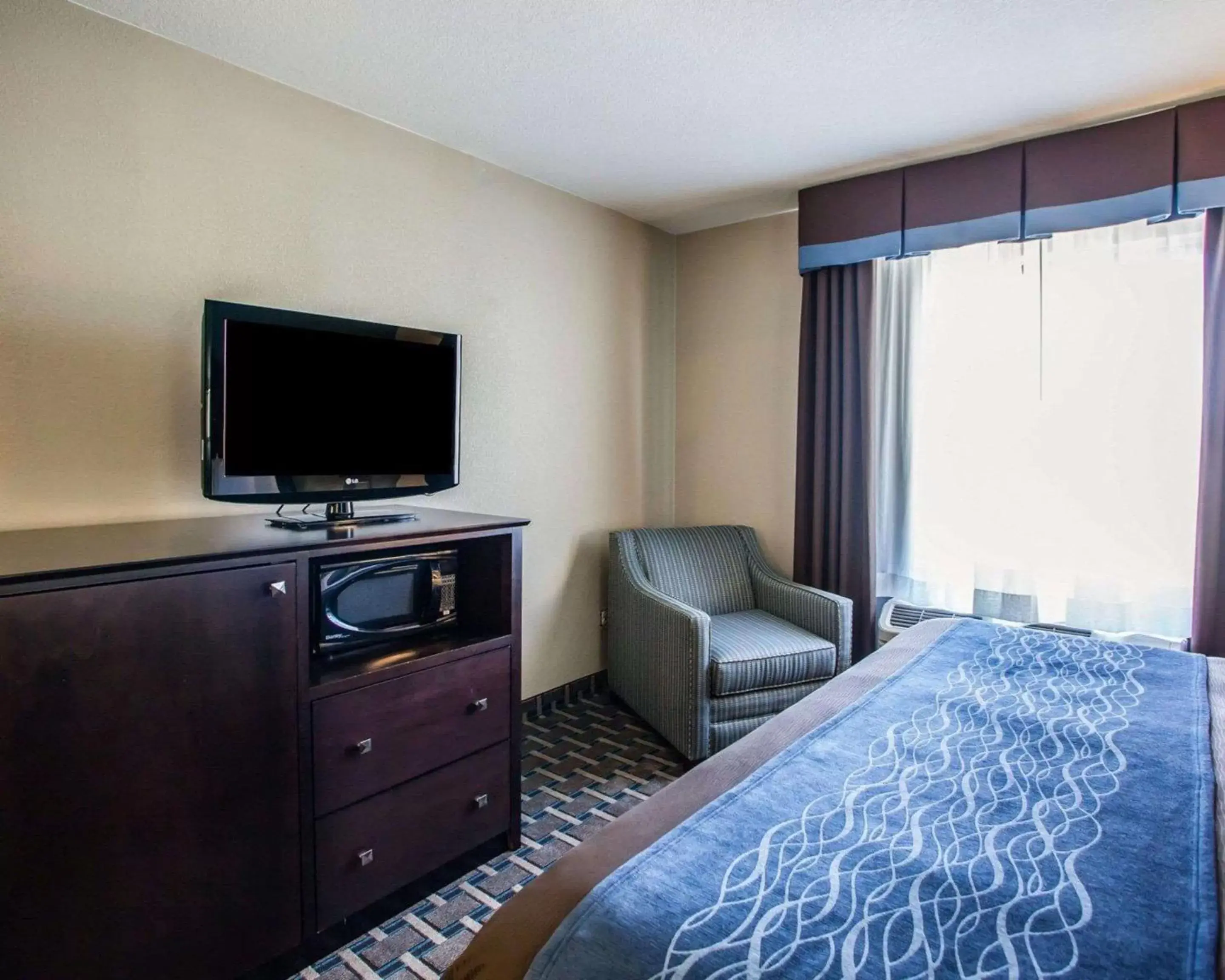 Photo of the whole room, TV/Entertainment Center in Comfort Inn Lees Summit