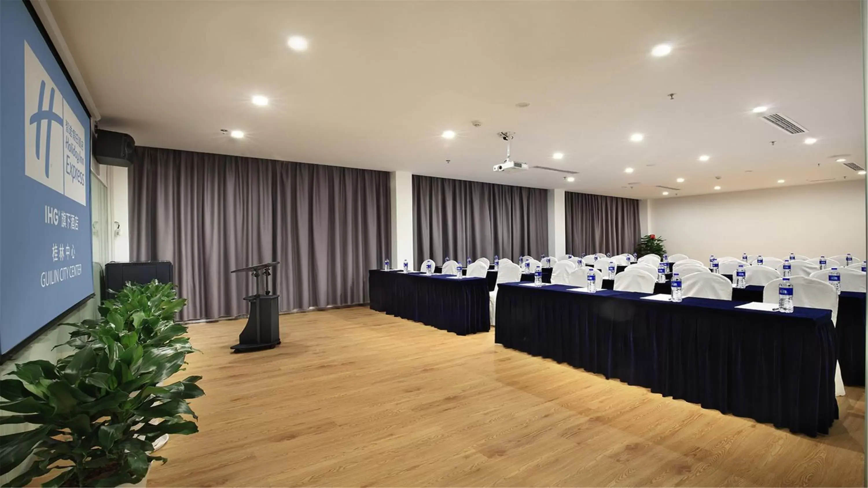 Meeting/conference room in Holiday Inn Express Guilin City Center, an IHG Hotel