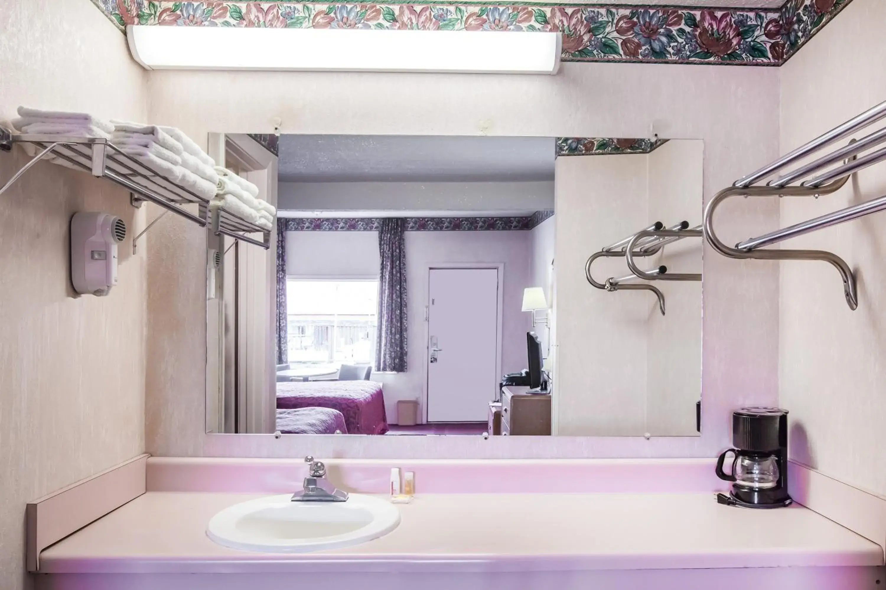 Queen Room - Smoking in Days Inn by Wyndham Mountain View Queen Room - Smoking in Days Inn by Wyndham Mountain View