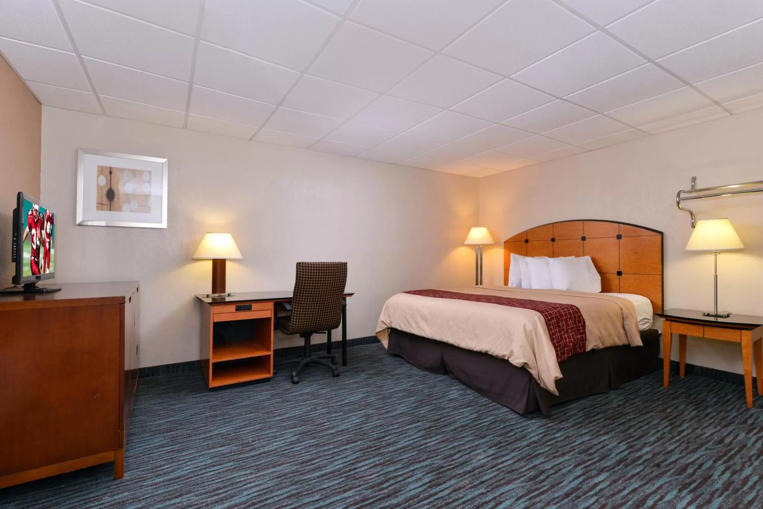 Photo of the whole room, Bed in Red Roof Inn Chambersburg