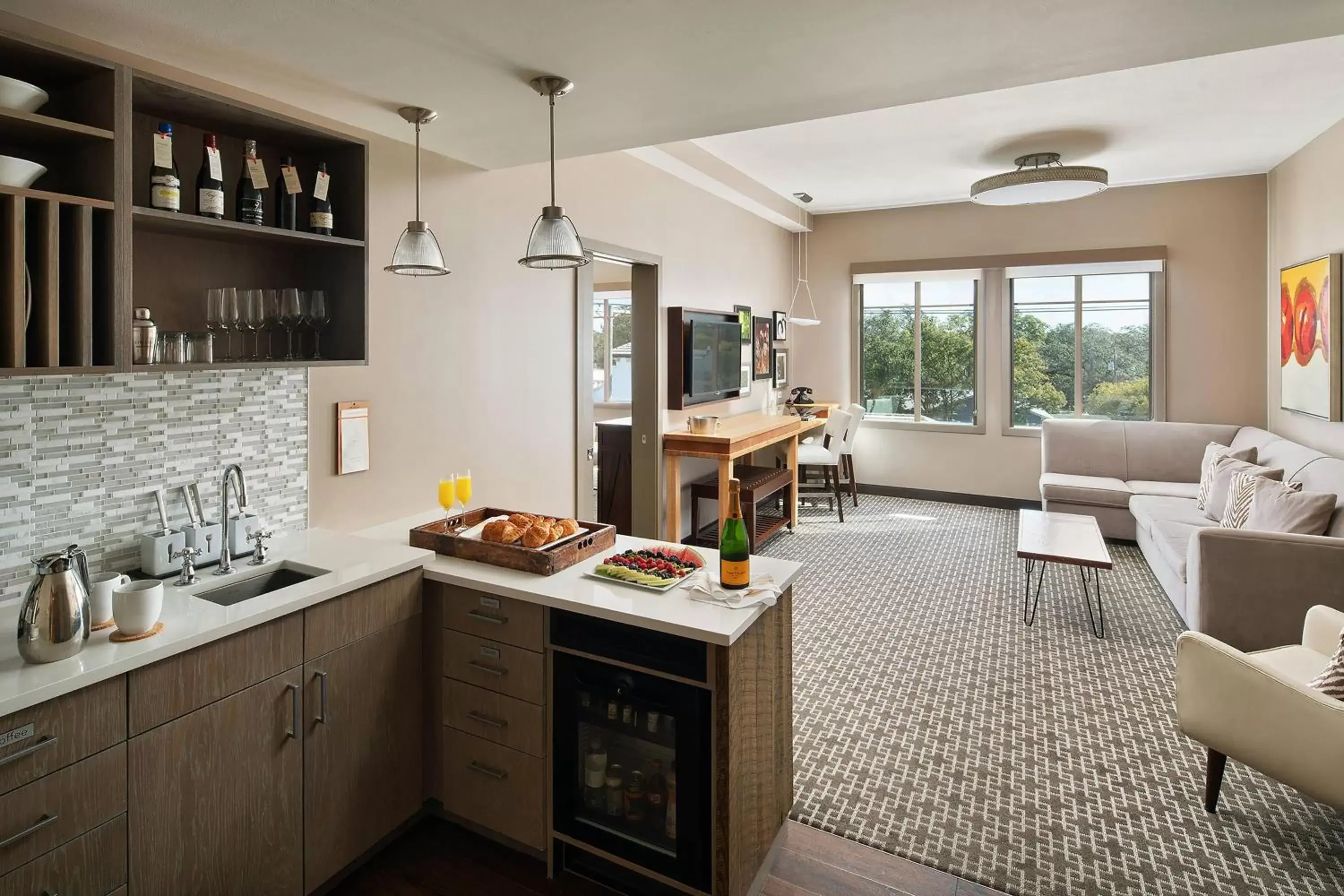 Living room, Kitchen/Kitchenette in Epicurean Hotel, Autograph Collection