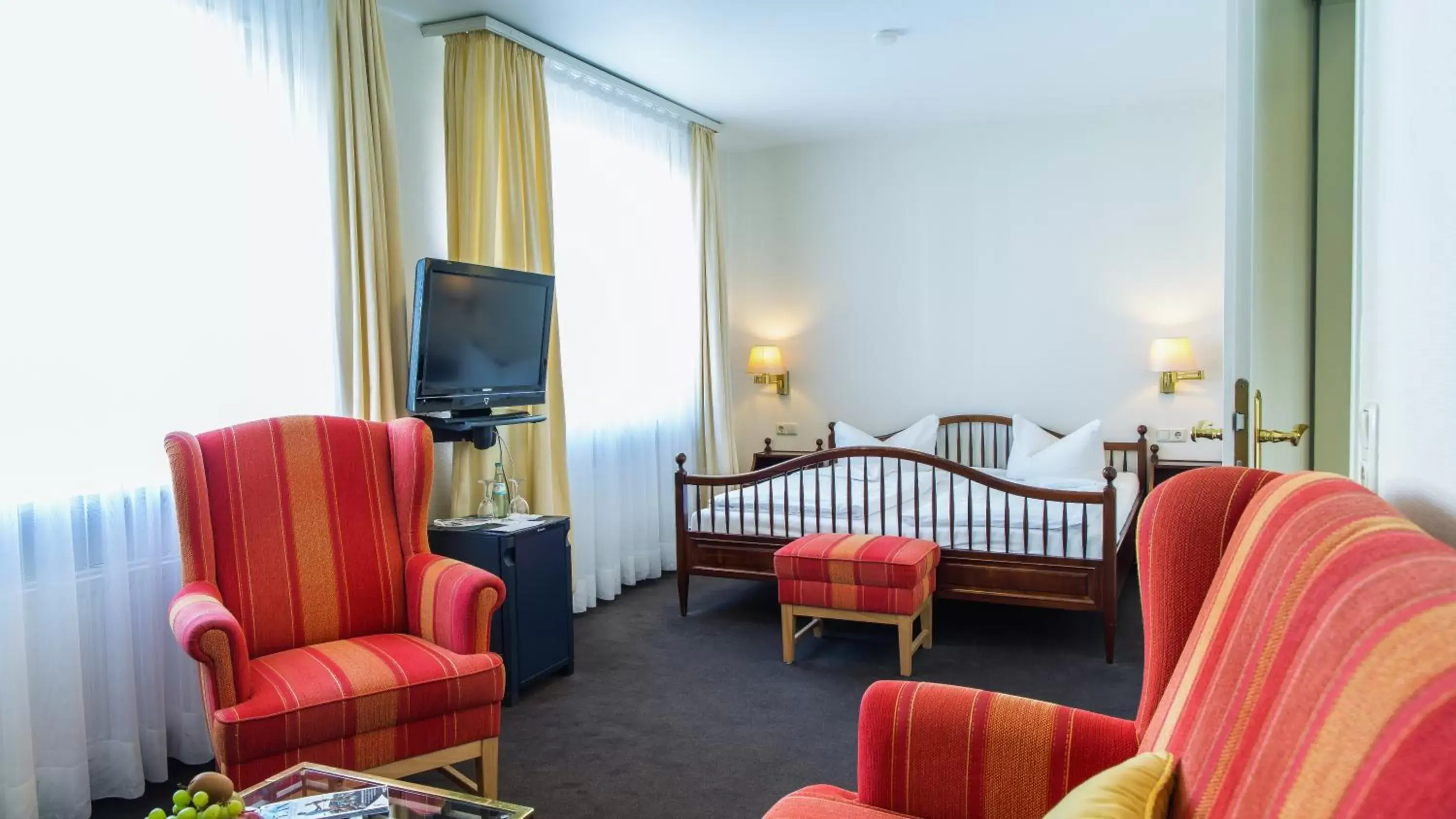 Bed, Seating Area in Hotel Holsteiner Hof GmbH