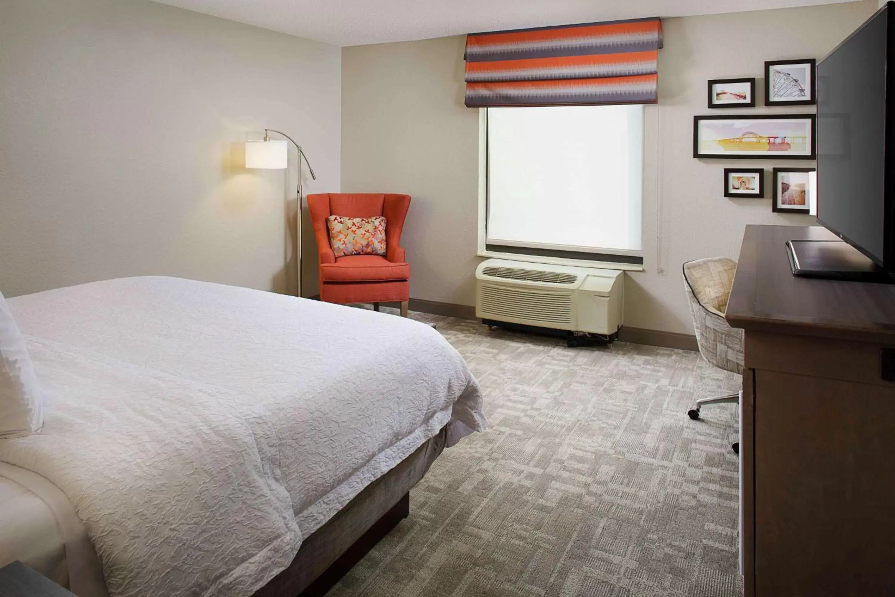 Bedroom, Bed in Hampton Inn by Hilton Garden City Long Island