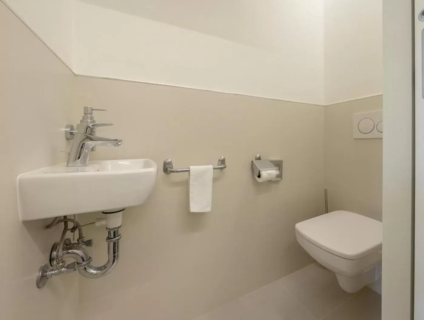 Toilet, Bathroom in Hotel Continental