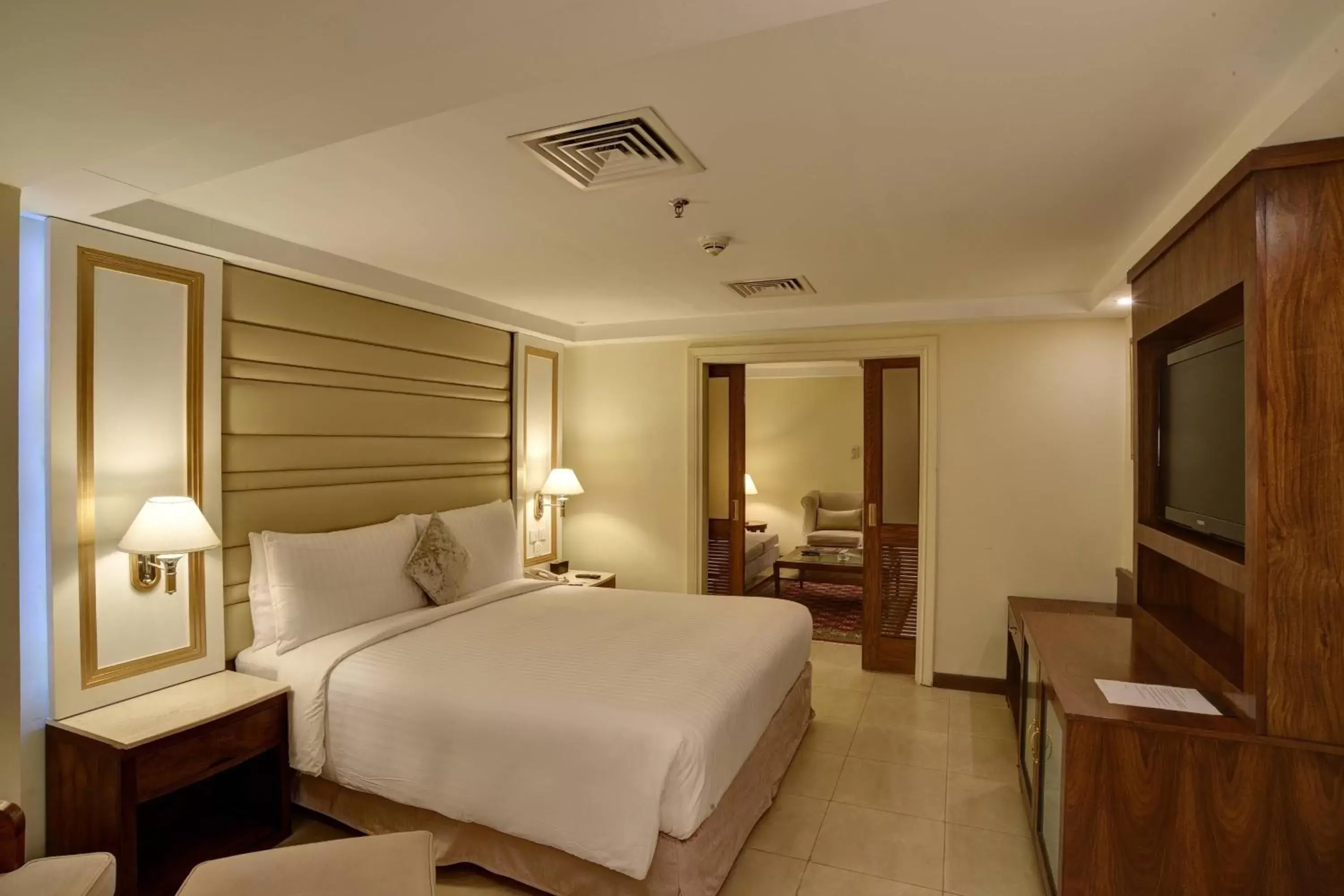 Bedroom, Bed in Islamabad Marriott Hotel